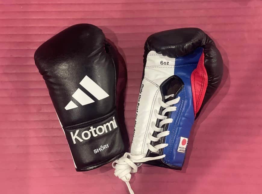 のインスタグラム：「6ozのADISHORIさん これからよろしくね🥊  8ozのADISHORIさん 3年間本当にありがとう🥊  サポートしていただいている @ryujinsports さんに オーダーで新しく6ozのグローブを作っていただきました！  ADISHORIは、本当に今まで使ったグローブの中で1番好きです😳✨拳の当て感をすごく意識しやすく、フィット感も良い😆  @ryujinsports さん、 いつもサポートありがとうございます😌✨  【adidas 武道・格闘技用品】  公式代理店リュウジンスポーツ  @ryujinsports  📱リンク先にオンラインショップ」