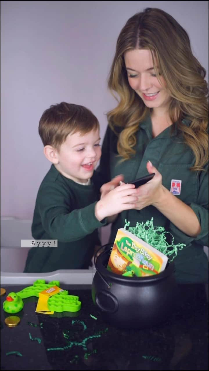 サーシャ・ピーターズのインスタグラム：「#stpatricksday gift basket is Hendrix approved 💚   Do you have #stpattysday traditions?   #gift #holiday #tradition #green #parentsofinstagram #parents #momsofinstagram #mom #toddlersofinstagram #toddler #boymom #greenandgold #ireland #irish #kissmeimirish #goodies #basket #kidsofinstagram #gold #dinosaur #playdough #clover #fourleafclover #sunglasses #bucket」