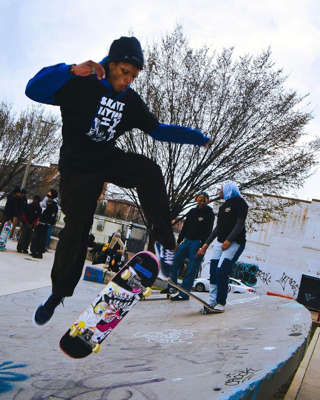 クロスカラーズさんのインスタグラム写真 - (クロスカラーズInstagram)「Cultivating a culture for skating ❤️🛹  Cross Colours x @huskateclub   #ClothingWithoutPrejudice #CrossColours #YaDig #SkateNation #SkateNationGhana」3月18日 1時37分 - crosscoloursla