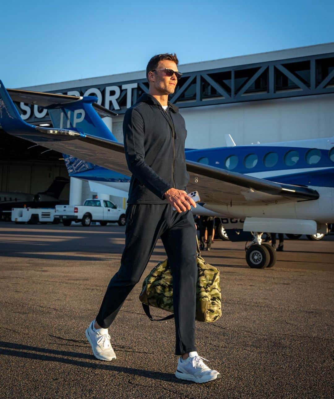 トム・ブレイディのインスタグラム：「Staying busy in retirement 😂  New Regenerate sets just dropped over at @bradybrand. My go to from the couch to the plane.」
