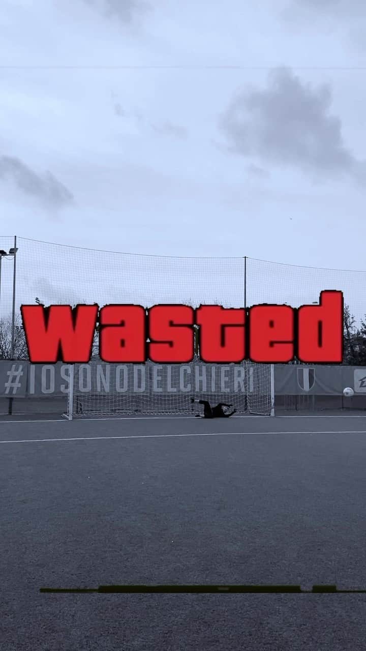 ステファノ・ソレンティーノのインスタグラム：「“Mettiamo solo 90% centrale eh” 🤥 Il nostro presidente si è rimesso i guantoni per l’ultimo video di @sergej.gk ⚽️  #IoSonoDelChieri💙🤍   #seried #calcio #sparapalloni #parata」