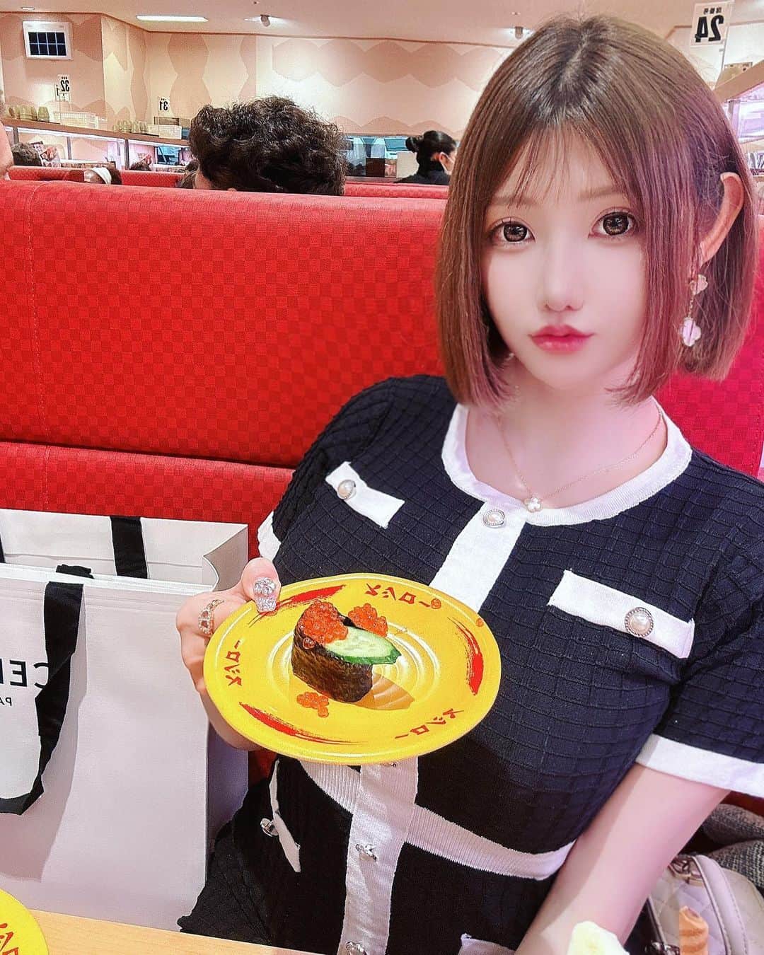 明日花リナのインスタグラム：「スシローいきました🍣🧡 最近毎日が大きな選択の繰り返し 今年はすごく成長できる年になりそうです！！✨ 朝9時までべろべろになるまで飲んでも12時には必ず起きてお仕事したりお勉強してるこの生活がすごく楽しい🥰 遊びもお仕事も全力がすき🫶💓 自分の周りにいてくれる大切な人たちをいっぱい幸せにしたい✨ がんばる！！ #新宿#スシロー#打ち合わせ#経営#お仕事#会社#経営者#社長#女社長と繋がりたい」
