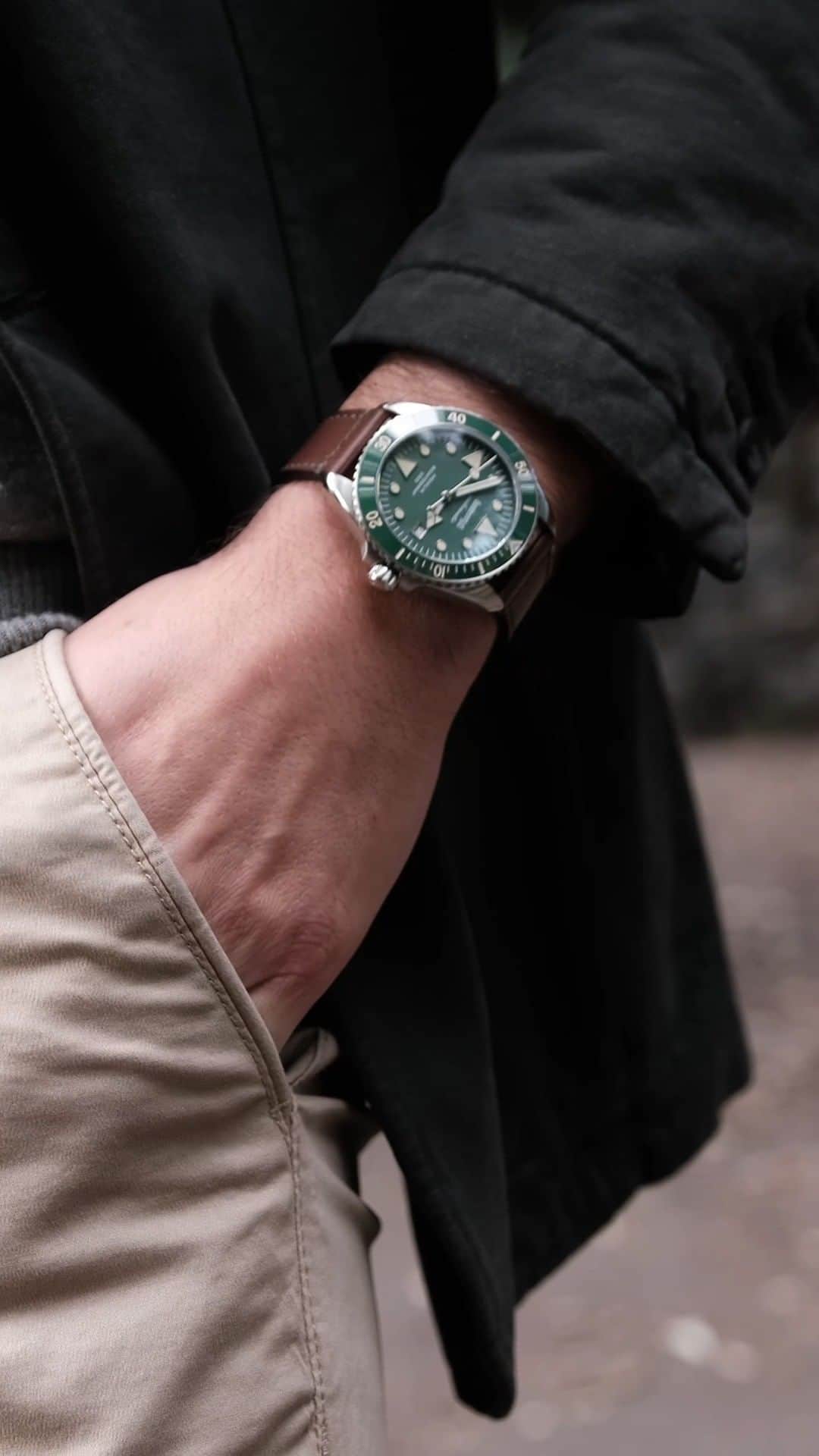 エベラールのインスタグラム：「Scafograf 300 MCMLIX, a perfect icon that blends sporty and elegant looks in a timepiece of great prestige.  #eberhard1887 #eberhard #eberhardwatches #scafograf300 #menwatch #menstyle #swisswatches」