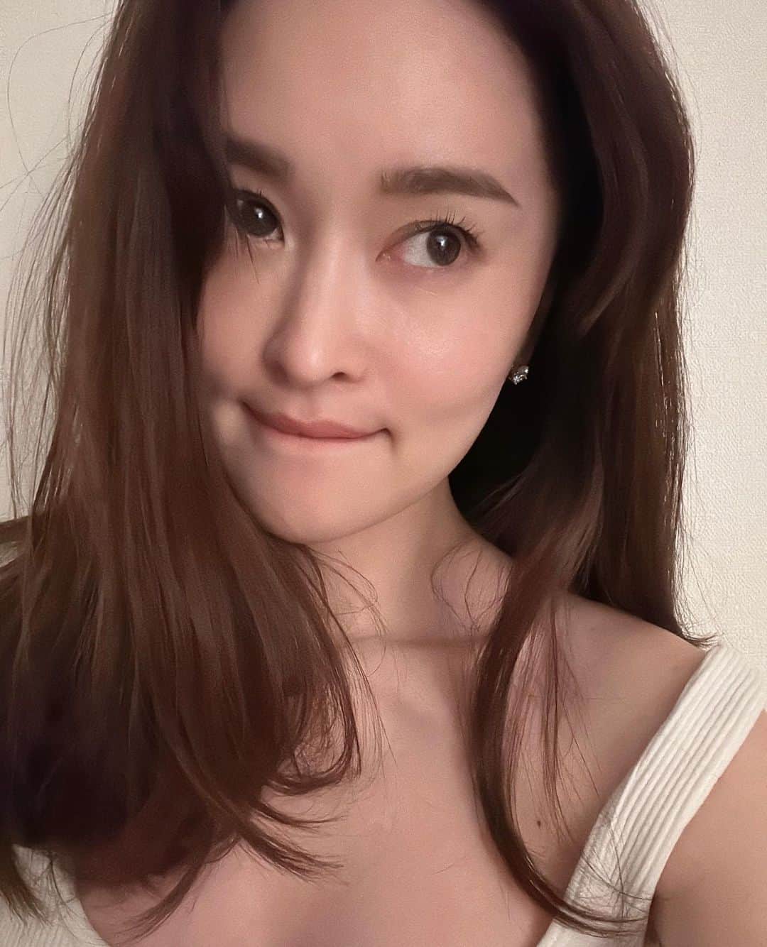 平大路えみのインスタグラム：「ヘアカラーがとても好き。  夜更かし。 あした後悔する。  おやすみなさい🌙」