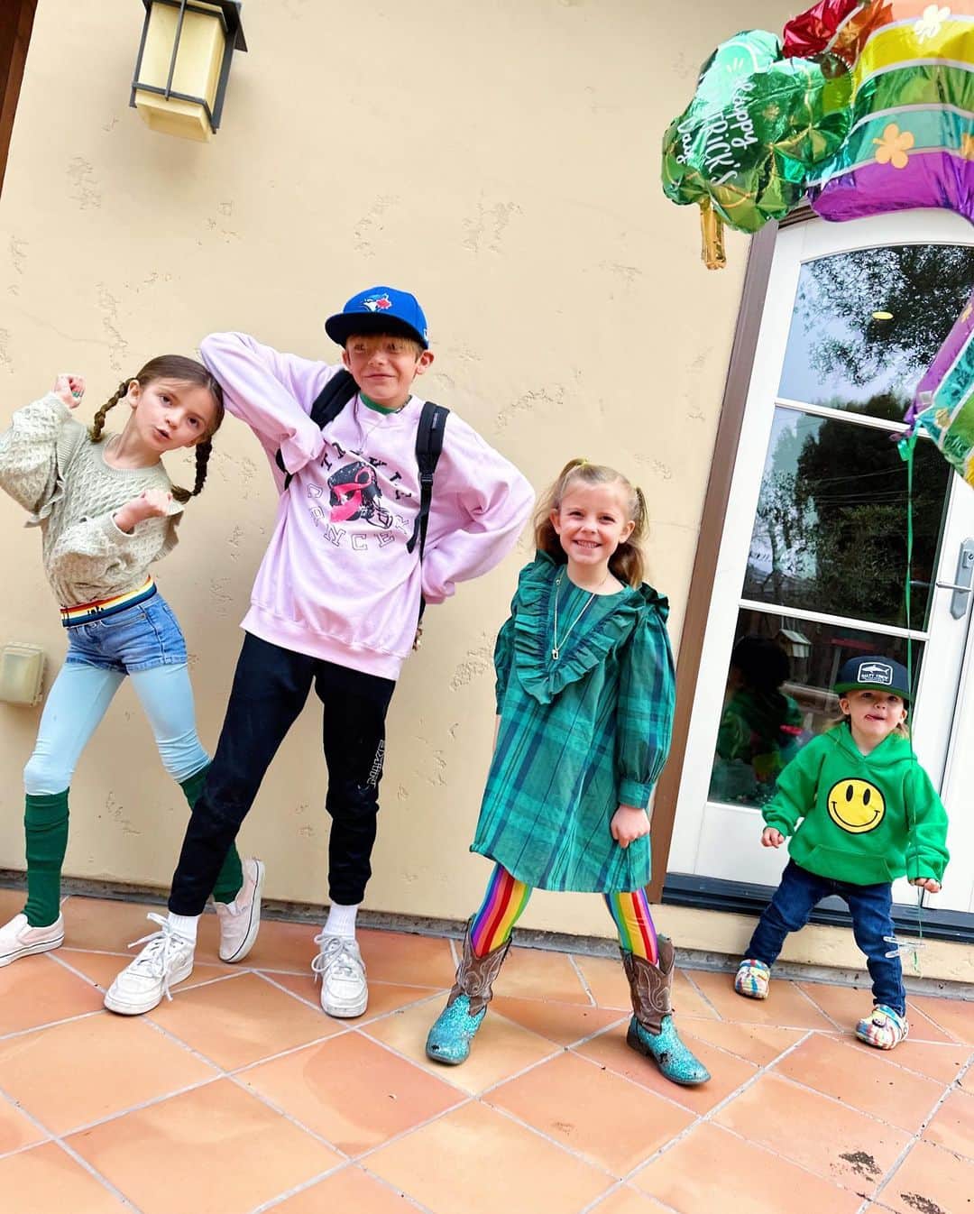 ジェシカ・シーバのインスタグラム：「Never met a holiday we didn’t CRUSH 🌈🫶🏻🏆」