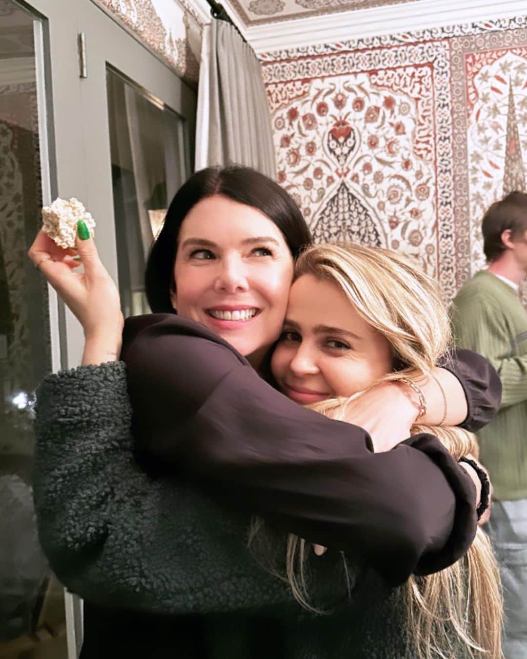 メイ・ホイットマンのインスタグラム：「lord it was my best friends birthday yesterday and nothing gives me more joy than celebrating her by eating rice krispjes she made straight out of the pan with our bare hands I wish words could convey the depth of my love and gratitude for you but they can’t so I’ll do us both a favor and not try weeeee I love you LG」