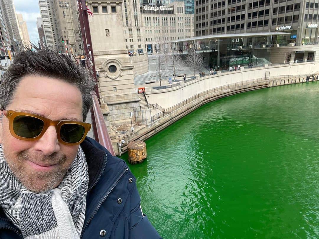 ダン・ブカティンスキーのインスタグラム：「Happy St Pattys everyone! #chicago #irish #green」