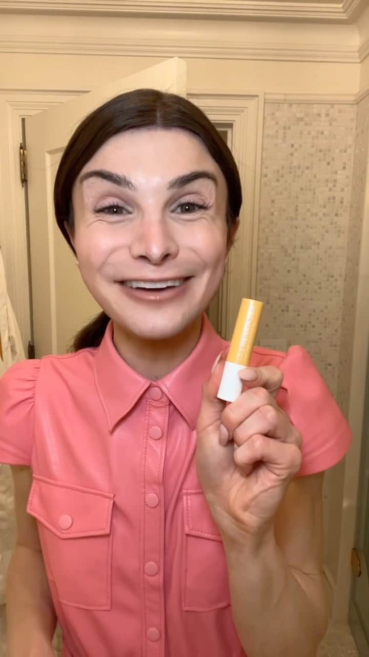 DYLAN MULVANEYのインスタグラム：「Wakey Wakey with my under eye circles and @olehenriksen !! #olepartner」