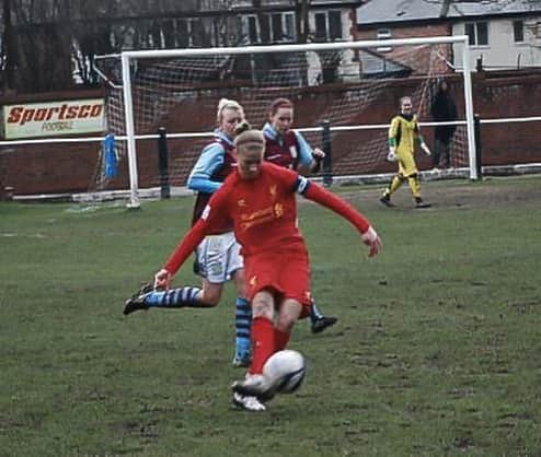ジェンマ・ボナーのインスタグラム：「📅 10 years ago today I made my official @liverpoolfcw debut - thankfully the quality of pitches have improved slightly since then 😁  Thank you for all your continued support over the years 🙏 GB ❤️  #LFC #YNWA」