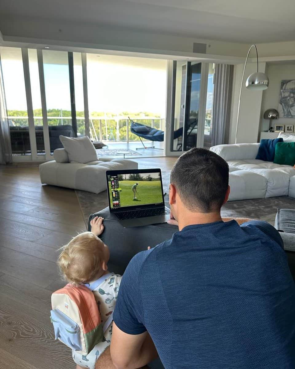 マルティン・カイマーのインスタグラム：「Let’s go Cleeks, watching you boys 👀 even the little fella is into it 👦Soon I will be there with you 💪🏻#livgolf #tucson #cleeksgc #rehab #soonbackboys」