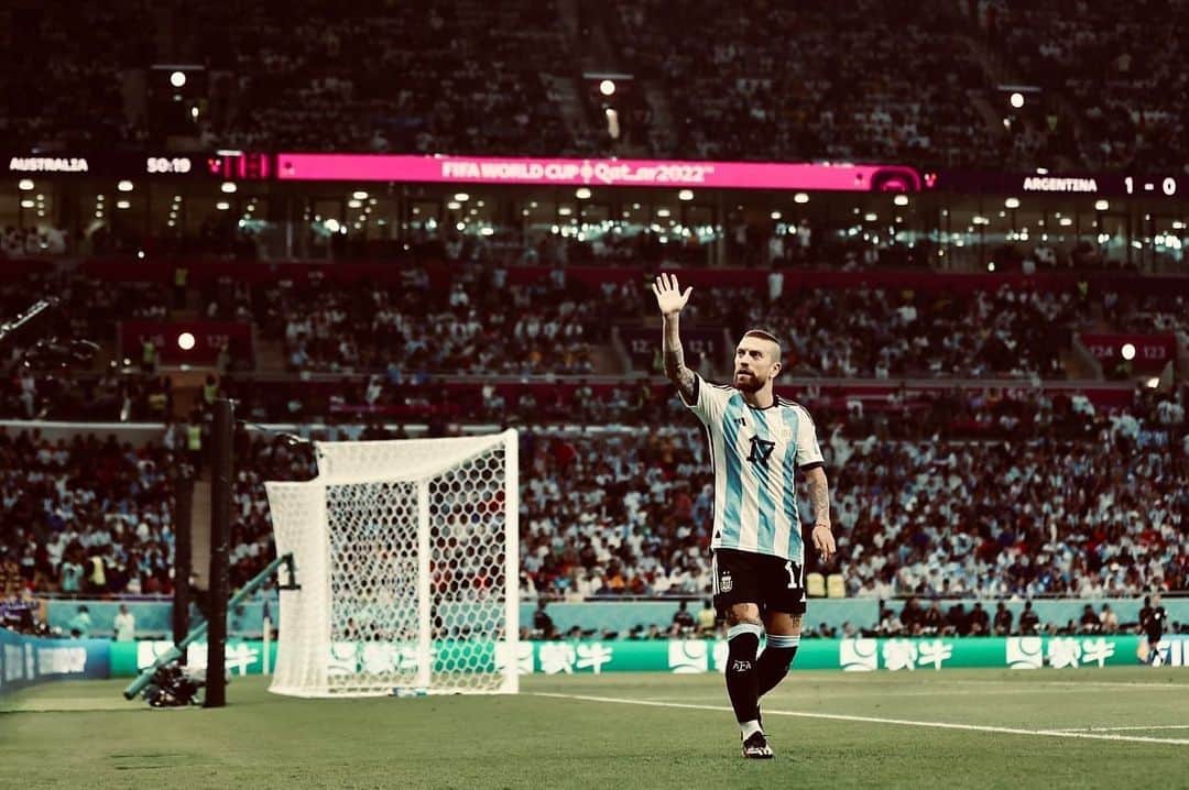 アレハンドロ・ゴメスのインスタグラム：「Lamentablemente  por mi lesión no voy a poder viajar a saludarlos y abrazarlos, es un dolor y una tristeza muy grande por que me hubiese encantado estar allí y sentir todo su amor y cariño. Gracias por sus mensajes y estoy seguro que nos volveremos a ver ! Acá seguiré recuperándome para volver a jugar. Los abrazo a la distancia ! Disfruten de la Scaloneta y de ese grupo maravilloso 🇦🇷❤️ ⭐️⭐️⭐️」