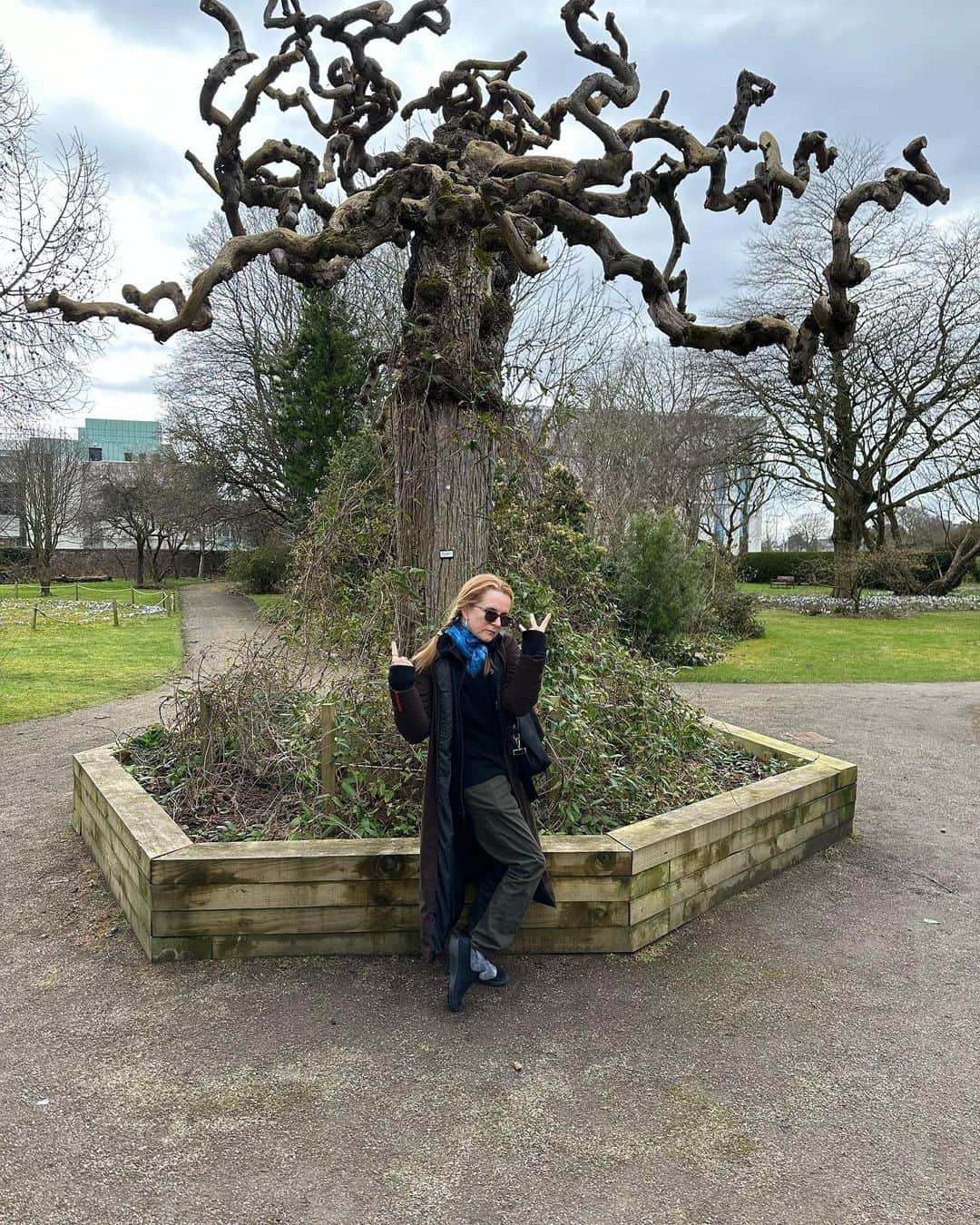 リー・トンプソンさんのインスタグラム写真 - (リー・トンプソンInstagram)「We made it to #scottland on #stpatricksday having the best time!! #aberdeen I love how my job takes me to wonderful new places. #donottarcastle #silverdarlingaberdeen looking forward to @comicconscotlandaberdeen #happystpatricksday toooo you!!」3月18日 4時30分 - lea_thompson