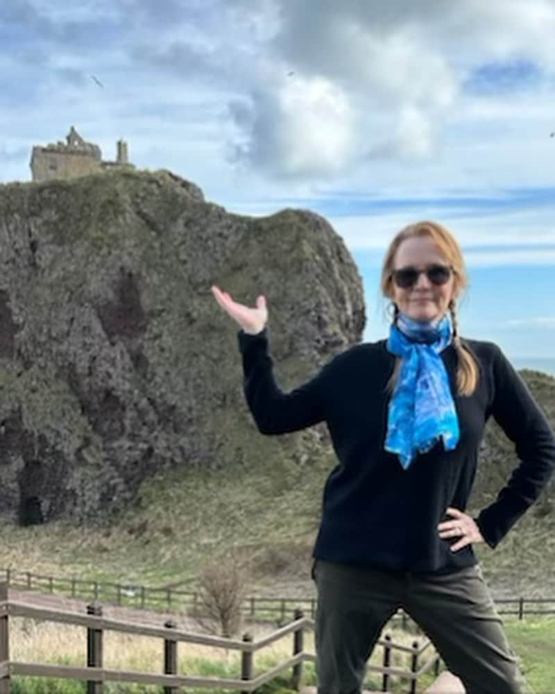 リー・トンプソンさんのインスタグラム写真 - (リー・トンプソンInstagram)「We made it to #scottland on #stpatricksday having the best time!! #aberdeen I love how my job takes me to wonderful new places. #donottarcastle #silverdarlingaberdeen looking forward to @comicconscotlandaberdeen #happystpatricksday toooo you!!」3月18日 4時30分 - lea_thompson