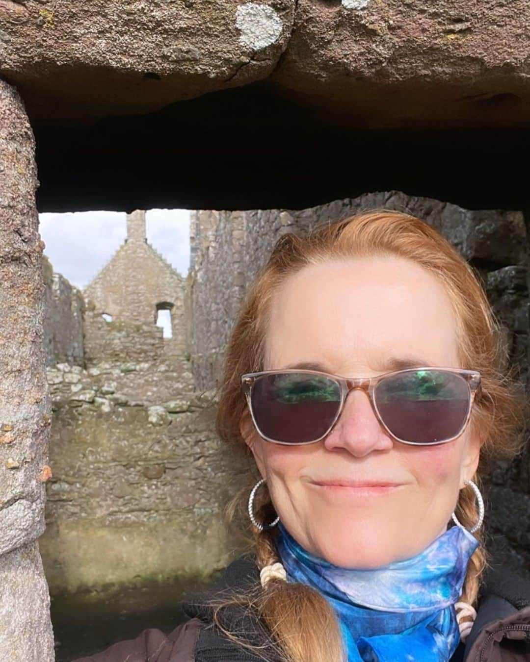 リー・トンプソンさんのインスタグラム写真 - (リー・トンプソンInstagram)「We made it to #scottland on #stpatricksday having the best time!! #aberdeen I love how my job takes me to wonderful new places. #donottarcastle #silverdarlingaberdeen looking forward to @comicconscotlandaberdeen #happystpatricksday toooo you!!」3月18日 4時30分 - lea_thompson