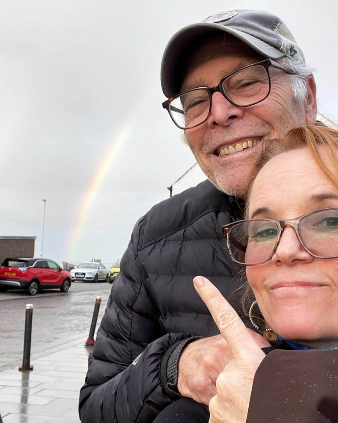 リー・トンプソンさんのインスタグラム写真 - (リー・トンプソンInstagram)「We made it to #scottland on #stpatricksday having the best time!! #aberdeen I love how my job takes me to wonderful new places. #donottarcastle #silverdarlingaberdeen looking forward to @comicconscotlandaberdeen #happystpatricksday toooo you!!」3月18日 4時30分 - lea_thompson