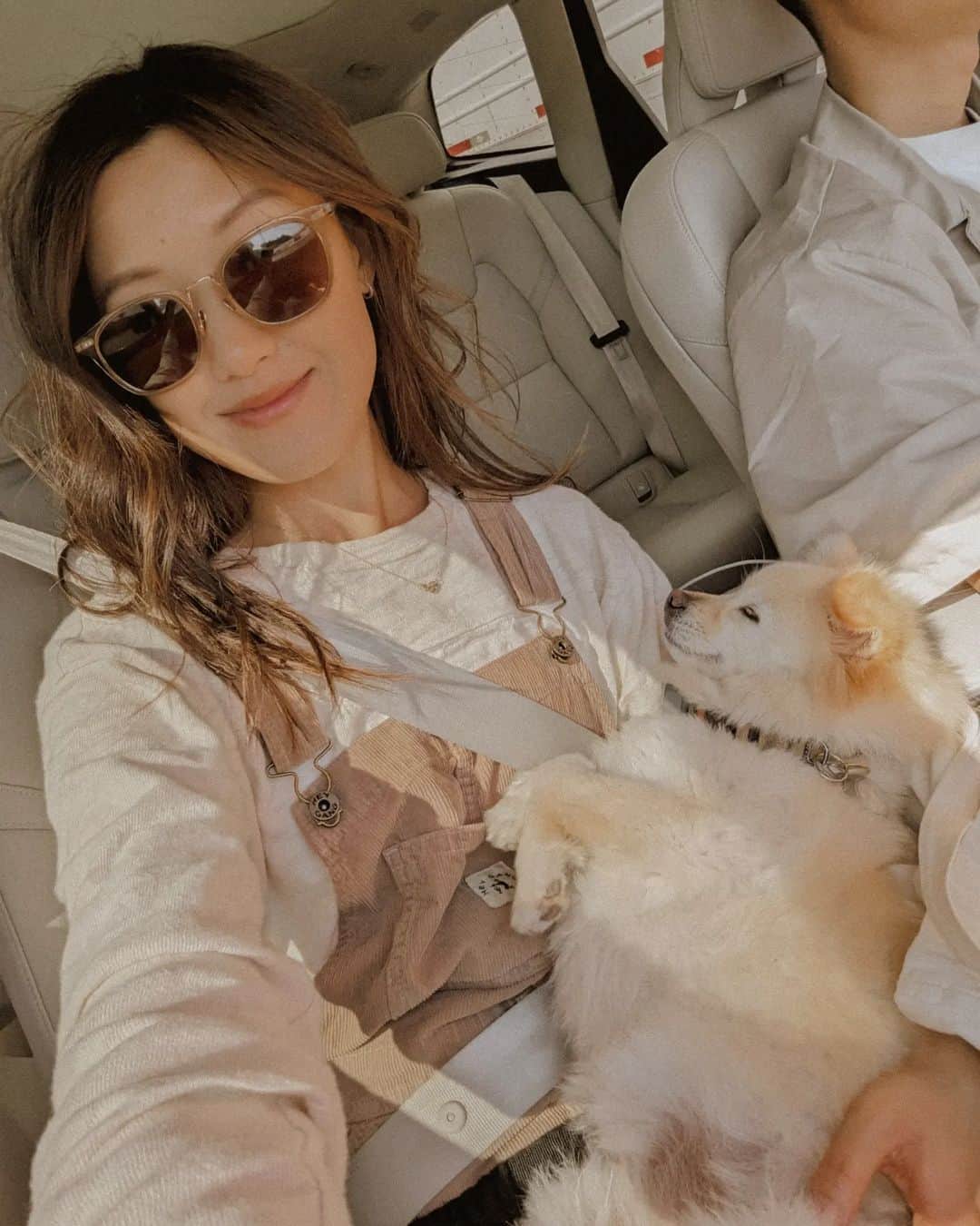 W E Y L I Eのインスタグラム：「Spending time in NorCal with my family has been so comforting 🥹 We had such an awesome day yesterday enjoying some sun after many days of rain. This morning, we woke up to Money 🐭 looking sick and lethargic. We rushed her to the ER where she is currently staying. They suspect she may have pancreatitis or some sort of gastro infection. Hopefully she'll respond well to the antibiotics and fluids and come home this evening.  She was really enjoying herself yesterday, going on a stroll with me and my grandma. You just never know when everything can turn upside down. Thankfully, I'm near my family and came home to grandma's porridge and ginger tea. No matter how old I get, I feel like a little kid around her and it's the most comforting thing.  Please send well wishes to my baby Mousey 🐭💕」