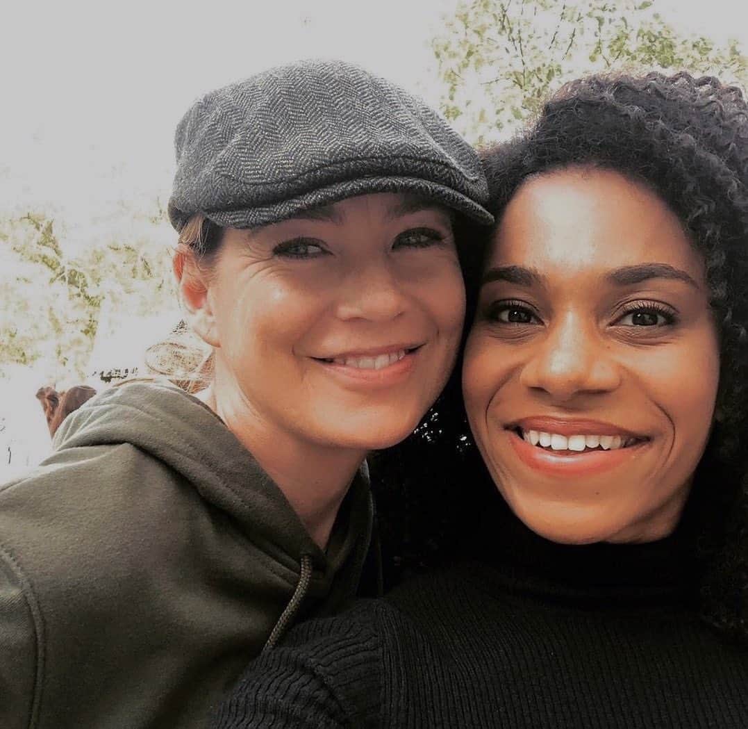 エレン・ポンピオのインスタグラム：「Congratulations Kelly💚 Thanks so much for your super hard work and the valuable contributions you’ve made to the Grey’s legacy. Looking forward to your next chapter✨ Lots of love, EP」