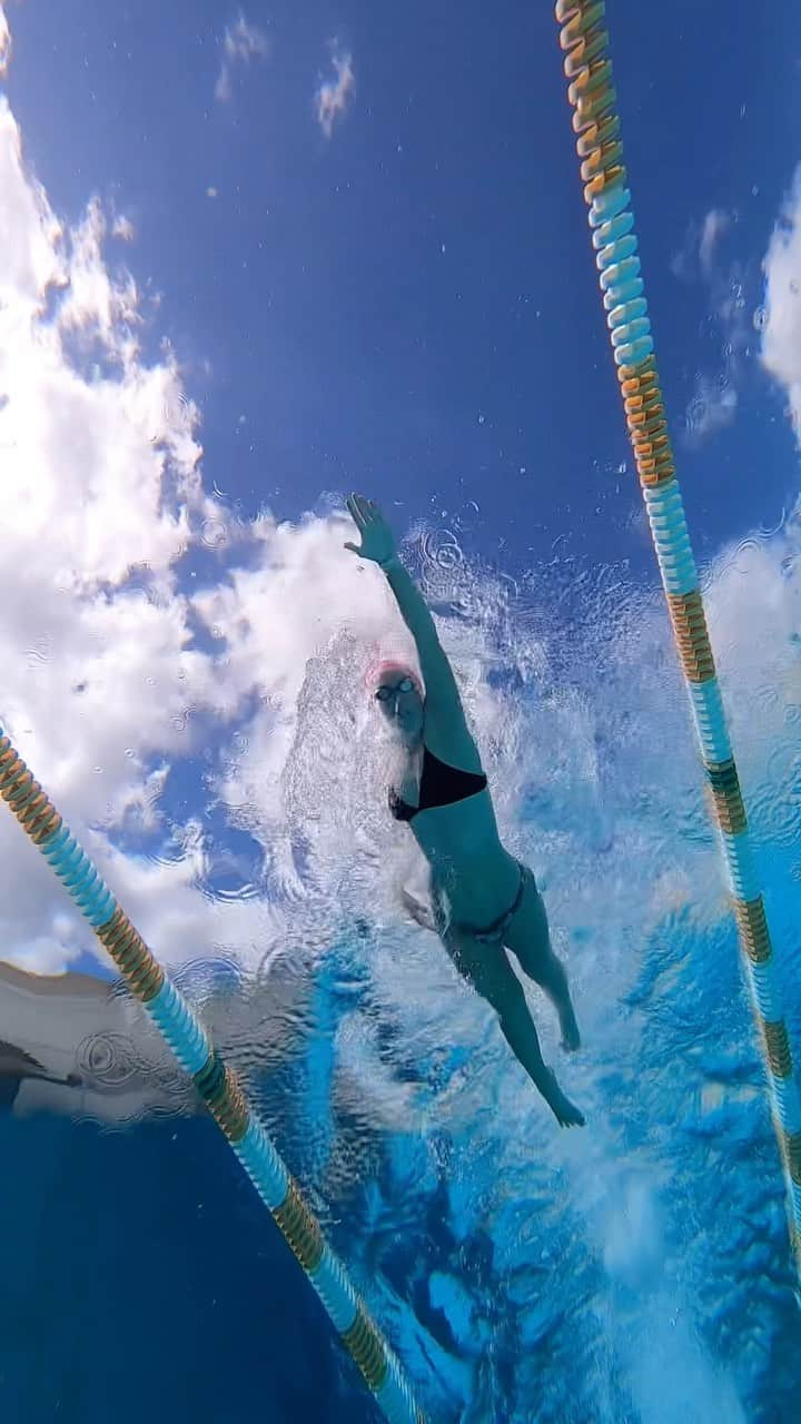 Julieのインスタグラム：「As I recover from my hip injury, I decided to hop in the pool and do some pulling. I’ve only been cleared for walking and no other activity yet (including kicking), but I realized that I can kick on my good side 😅 . . . #swimmer #summerjulep #swimming #swim #swimlife #swimmerslife #swimtechnique #goswimming #swimmersofinstagram #instaswim #instaswimming #mastersswimming #instaswimmer #usaswimming #swimtraining #swimpractice #swimrecovery #injuryrecovery #hipinjuryrecovery」