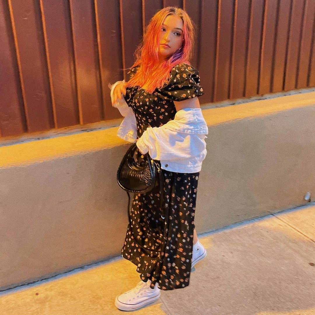 テイラー・グラブスのインスタグラム：「fuzzy night time flicks🖤」