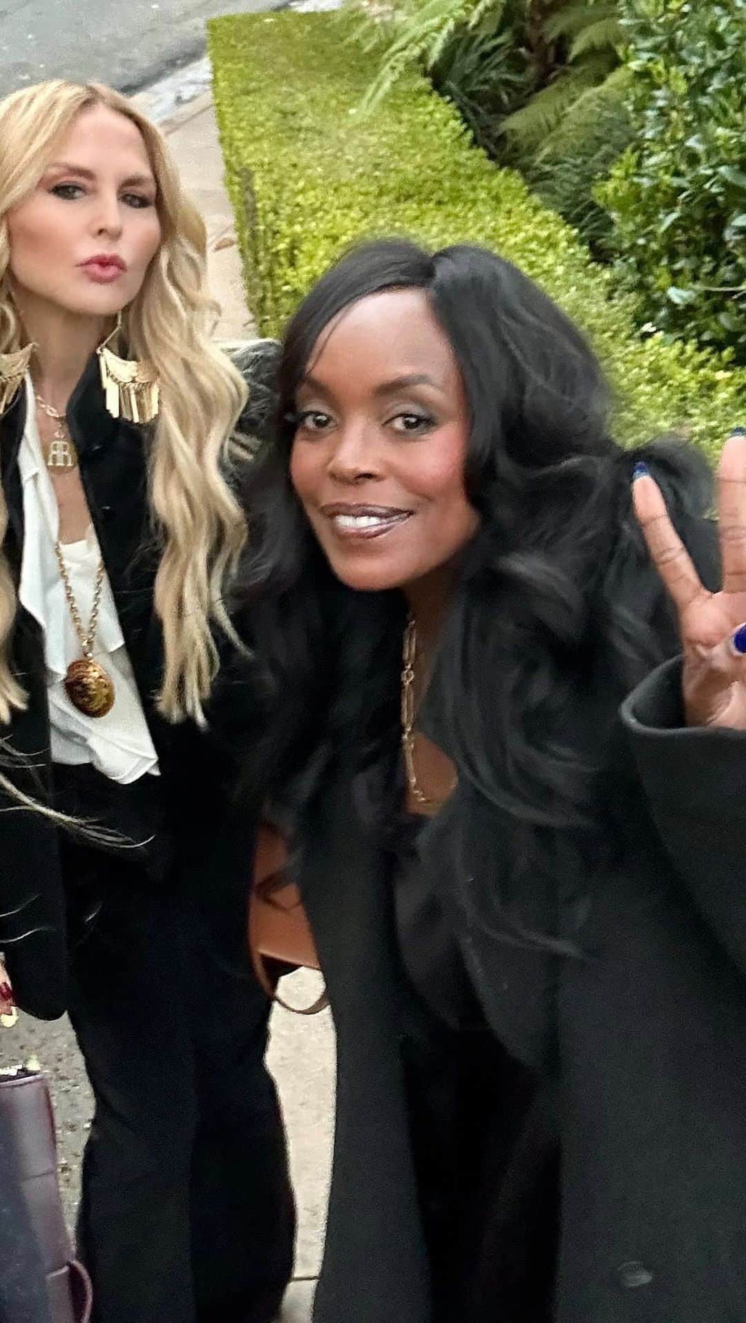 のインスタグラム：「This week on @climbinginheelspod I got to interview my badass friend and powerhouse entrepreneur @nyakio ⭐️ Nyakio is the incredible founder of her namesake skincare line along with @thirteenlune and @relevant.skin ✨Her story is beyond inspiring as she has faced several career pivots and bumps in the road to get to where she is now! I couldn’t love her more! Link in bio to listen. 🎤🎧 @cloud10 @iheartpodcast #womenforwomen」