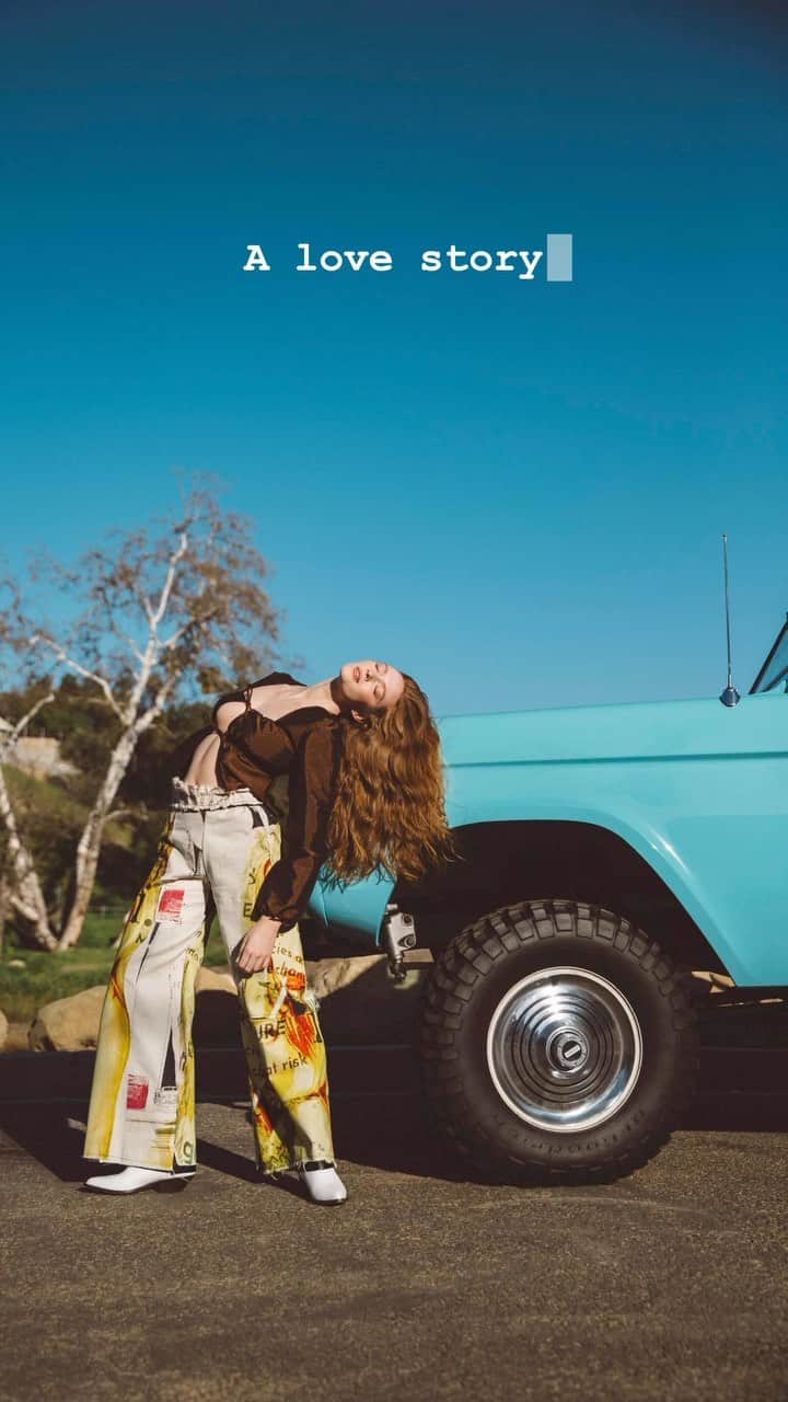 Larsen Thompsonのインスタグラム：「Million out now🧡 how does this song make you feel?! link in bio to stream everywhere! #million #alovestory #music  pc: @studio1208」