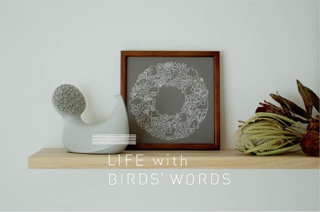 のインスタグラム：「バーズワーズのある暮らしの風景を、みなさまと楽しむためのアカウント〈LIFE with BIRDS’ WORDS〉を更新しました。 しっとりとした質感の陶器の鳥と線画のリースの組み合わせ。 是非ご覧ください。 @life_with_bw」