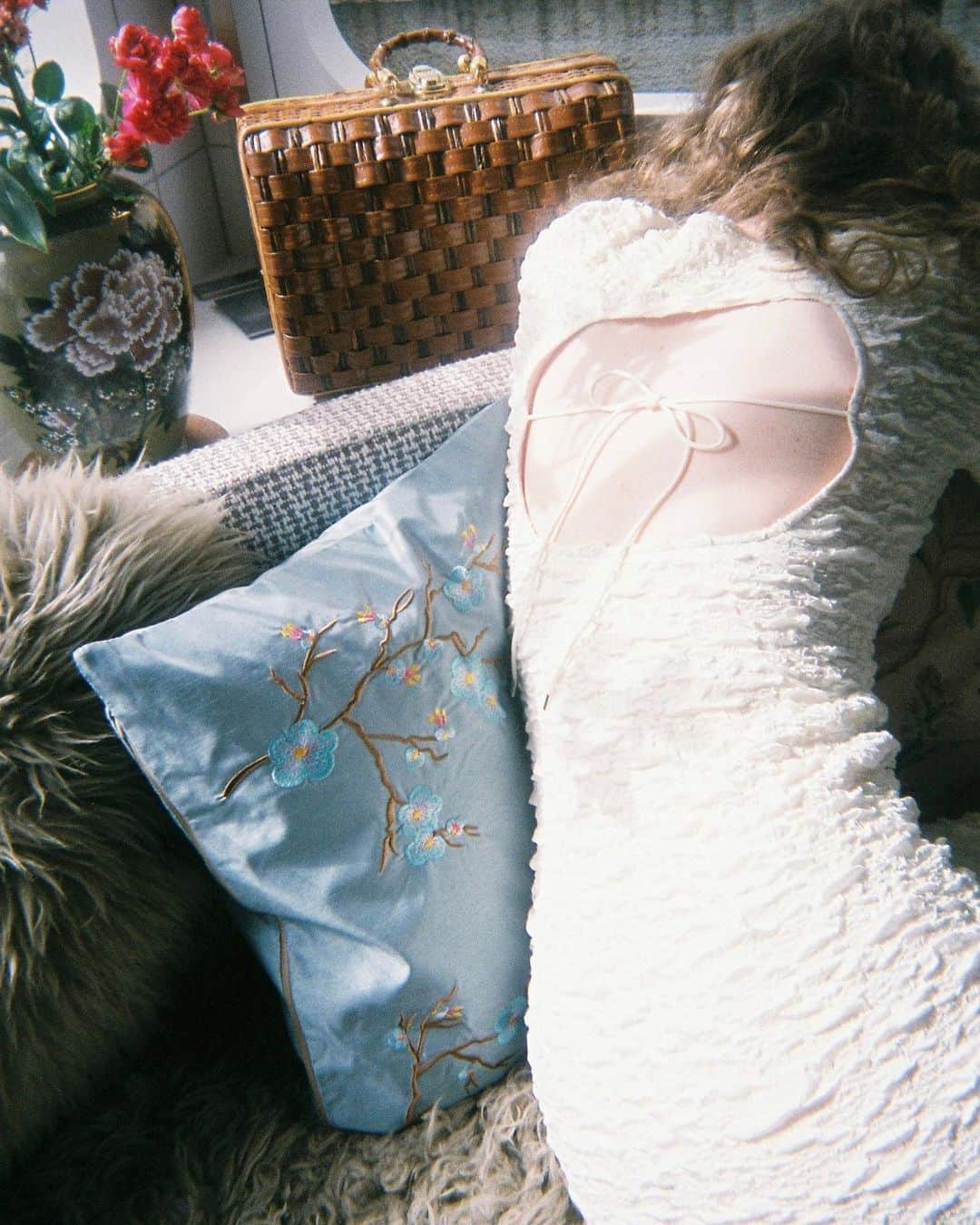 のインスタグラム：「HONEY MI HONEY 2023 summer collection PRE ORDER 10%OFF  "Ladies,Tea is ready“  LAST 2days！  クルージングしながら世界を旅する女性をイメージして撮影  保守的なマインドを打ち消すかのようなボディコンシャスなアイテムがメイン  春よりさらにシャーベットカラーを使用し、直感的、本能的な可愛いを刺激  ハニーらしい様々なバックコンシャスアイテムがありつつも オフショルダー、ワンショルダーなどの肌見せからフリルやタフタを使用したボリュームスリーブまでショルダーコンシャスも多めにしました  簡単に様になるワンピースやセットアップの他、3wayで楽しめるプラスワンアイテムも今期の一押しアイテムです  @honeymihoney_official  #HONEYMIHONEY #ハニーミーハニー　#TOKYO #harajuku #2023ss」