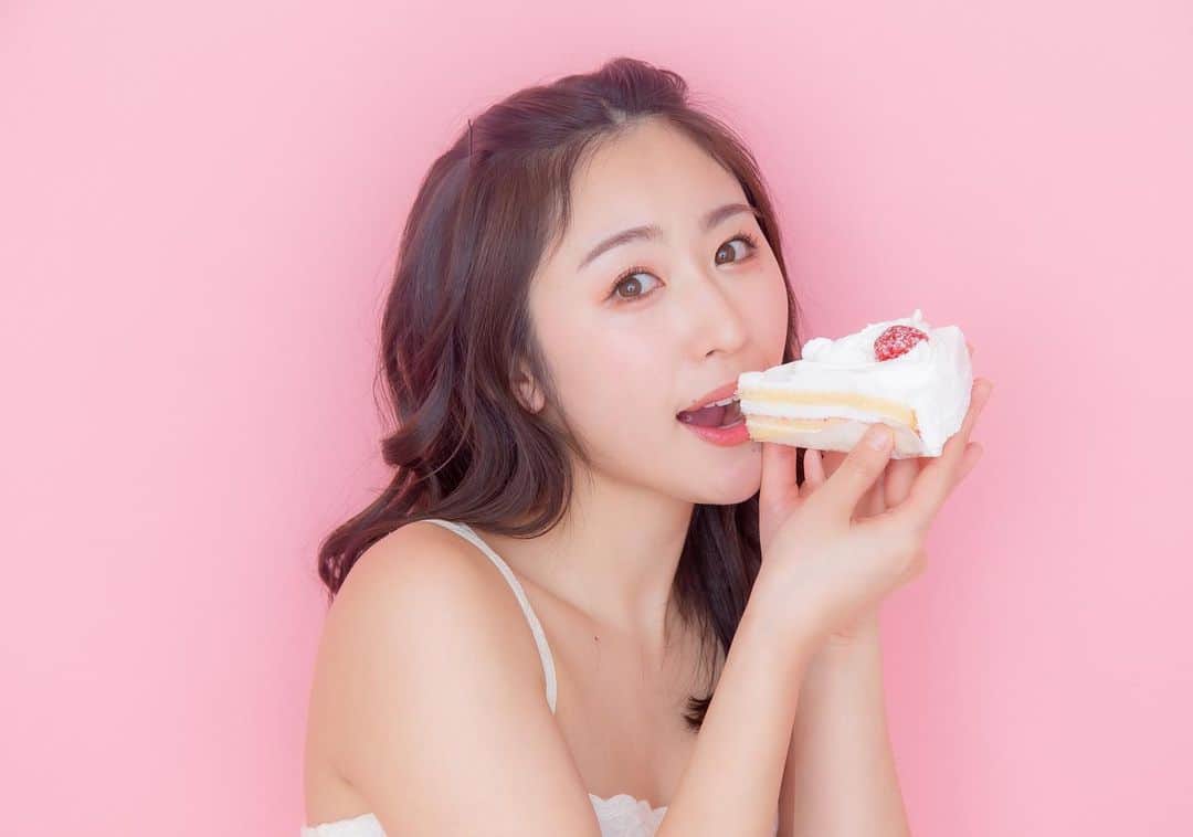 三輪晴香のインスタグラム：「. . 2023年4月始まりカレンダー発売中🌼  皆さんのお声のおかげで制作することができました！  販売期間は3/17〜3/21 受注販売となりますのでこの期間中にお忘れなく☺️ 再販売はございませんのでご了承ください。  卓上タイプと壁掛けタイプどちらもご購入いただいた方に❣️ カレンダーには載せれなかった🤫限定ポストカードを直筆サインメッセージ付きでプレゼント🎁  ここでしか見れない写真ばかりなのでお楽しみに🎀 一緒に素敵な一年過ごしましょ🥰  カレンダーご購入はプロフィール欄のURLかハイライトから🙌🏻  #2023カレンダー #オリジナルカレンダー #限定品 #販売中」