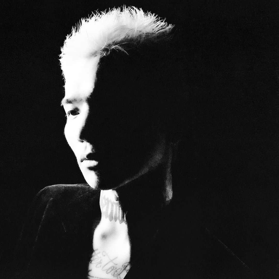 カワグチジンのインスタグラム：「"I AM " DROP TODAY.  沢山聴いてクレメンス 盛り盛りのグッドとコメントで感想たくさん書いてくれたら僕が幸せな気持ちになります。  あーやっと発表出来て嬉しいー！  cover direction @petrichorindustries  photo @reialise lighting @iwabuchi_l」