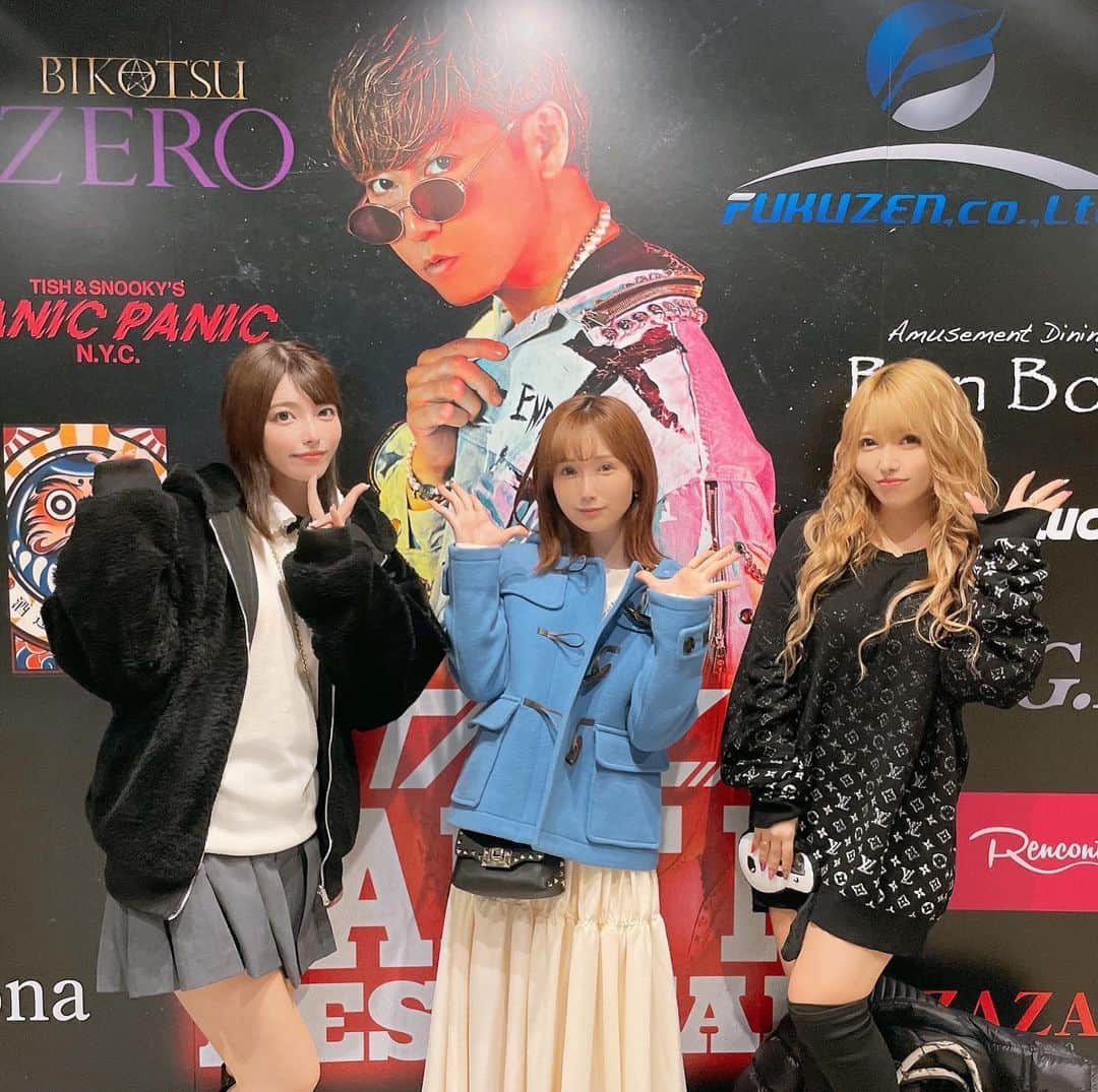 芹野莉奈のインスタグラム：「TAK-Z君のLIVE🎤✨ 上原亜衣ちゃんと小島みなみちゃんと、そして本当に優男のあつしくんと参戦😏✌🏼  LIVEは本当にパワー貰いまくりで全部が豪華すぎました🥲🥲💓💓  以前、フェスで共演者としてご一緒させてもらったTAK-Z君🥺 その時から本当にお子ちゃまな私たちにもとっても親切に良くしてくれていて、今でもその人柄が出まくりでした🥲♡  みんなありがとうございました🥺💓　  そしてTAK-Z君お疲れ様でした🥰  #takz #パーツーフェス #アソボウヨ #bigcat大阪 #bigstep #レゲエ #live #レゲエはいいぞ」