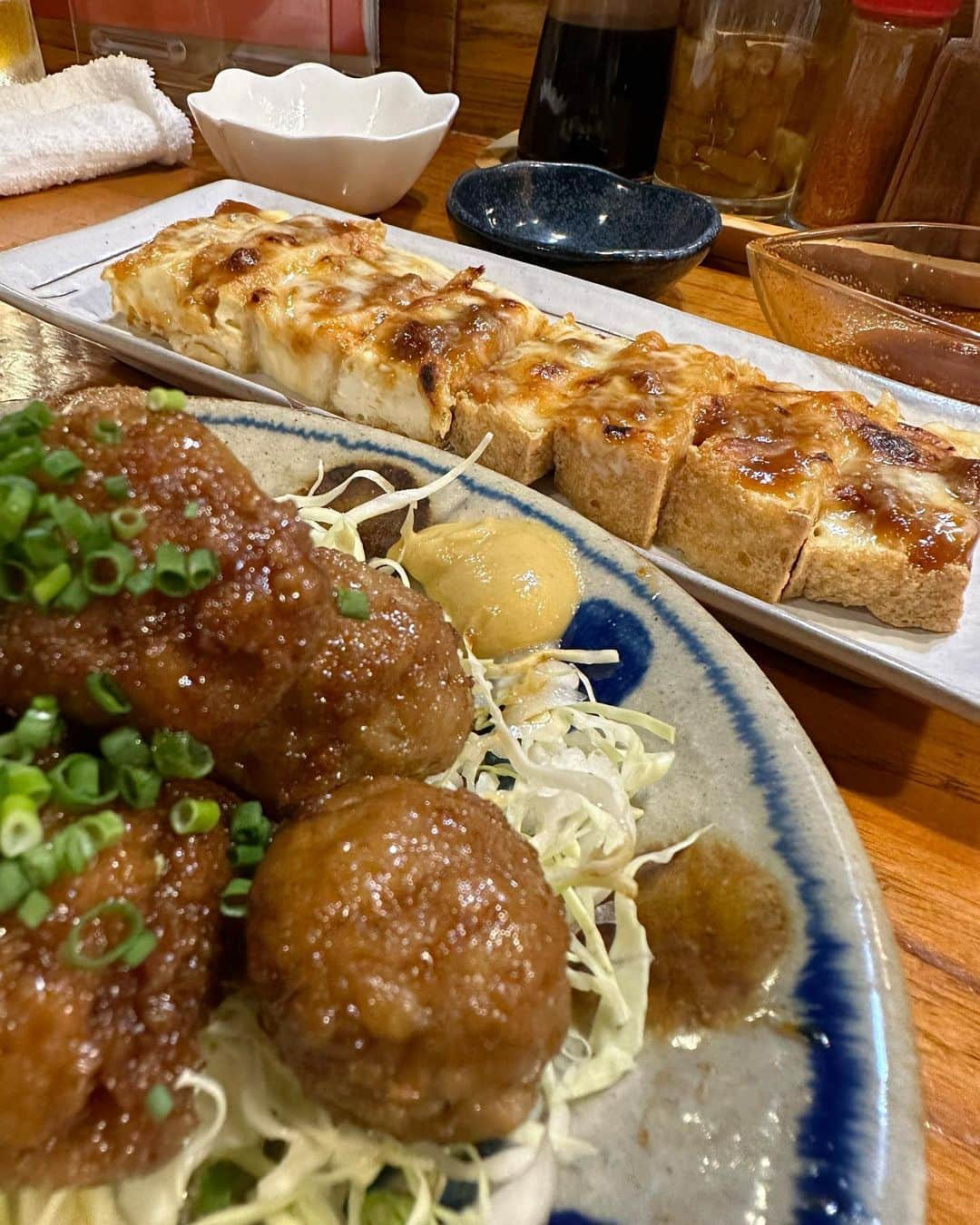 七野李冴さんのインスタグラム写真 - (七野李冴Instagram)「Yum yum Ishigaki island🤤  今回の石垣旅のグルメ紹介。  ①マリヤシェイク 石垣島離島ターミナル、入って左側の売店にある、石垣島に自社牧場をもつマリヤ乳業が出しているソフトクリームやシェイクがあるのだが 中でも美味しいのがこの「泡盛シェイク」！ 泡盛の独特の香りをミルクがまろやかに包み込み、でも泡盛のアルコールで甘さが緩和されてなんとも絶妙な味わい。 ペロリと飲み終わってしまうめちゃくちゃおいしいシェイクでした！！！ (しっかりアルコール入ってるから運転の人は🆖🙅🏻‍♀️)  ②③④ @klatch_coffee  写真撮った場所は違うんだけどこのお店で大好物のドーナツを発見🍩♡ 月桃の香りがする ドーナツは初めて見た。しっかり目いしがタイプなドーナツで、コーヒーも美味しく豆も購入しました☕️  ⑤地元のスーパー 沖縄のスーパーって珍しいものがたくさんあって楽しい！近くのお母ちゃんが作ったお惣菜や手作りジーマミー豆腐など買いたいものがたくさん🫣  ⑥ @orionbeer_info  とりあえず沖縄にいったら昼からオリオン石垣島ビール工房アゲンストザグレインでしょ💫🍻 春限定のピンク色の桜風味？のやつがとっても美味しかった！  ⑦⑧島料理やふぁやふぁ 石垣島の居酒屋さんでダントツに私好みなこちら。１週間前から予約して(絶対行きたいから)念願のやふぁやふぁさんに！ 何を食べても本当に美味しく、幻の泡盛「泡波」とともにいただく。 絶対に食べなきゃいけないのは石垣島で食べられる「グルクンおにぎり」🍙 ただのおにぎりと思うなかれ… ひと手間もふた手間もかけられて、注文を受けてから作ってくれるこのオニギリはどんなにお腹がいっぱいでも1人1個、食べるべし。  ⑨大山さんちの中華そば  沖縄でなんで中華そばチョイス？と思うかもしれないが、中華そば好きの七野親子はここに突撃。 沖縄の塩を使用した綺麗なスープ。そこに敢えての沖縄そばの麺を入れて食べる中華そばは、なんとも優しくホッとする味。これは新たな沖縄そば、いや、沖縄中華そば？沖縄風ラーメン？ めちゃくちゃ美味しいよ。  ⑩ 石垣島ビール工房アゲンストザグレイン 離島ターミナルからすぐの場所にある便利なクラフトビールが飲めるお店。バスまでの時間潰しに入ったけど、安くて美味しい！ パイナップルやリリコイ系のビールがあるから沖縄の風を感じるクラフトビールが飲めるよ🏝️  #石垣島グルメ #石垣島観光 #石垣島ランチ #石垣島カフェ #石垣島ディナー #石垣島居酒屋 #石垣島ビール #ビール女子 #マリヤシェイク #石垣島コーヒー #コーヒータイム #ドーナツ好き #ishigakiisland #ishigakijima #islandgourmet #beerstagram #gourmetgirls #lovefood #risastripinokinawa」3月18日 15時02分 - risaaxoxo