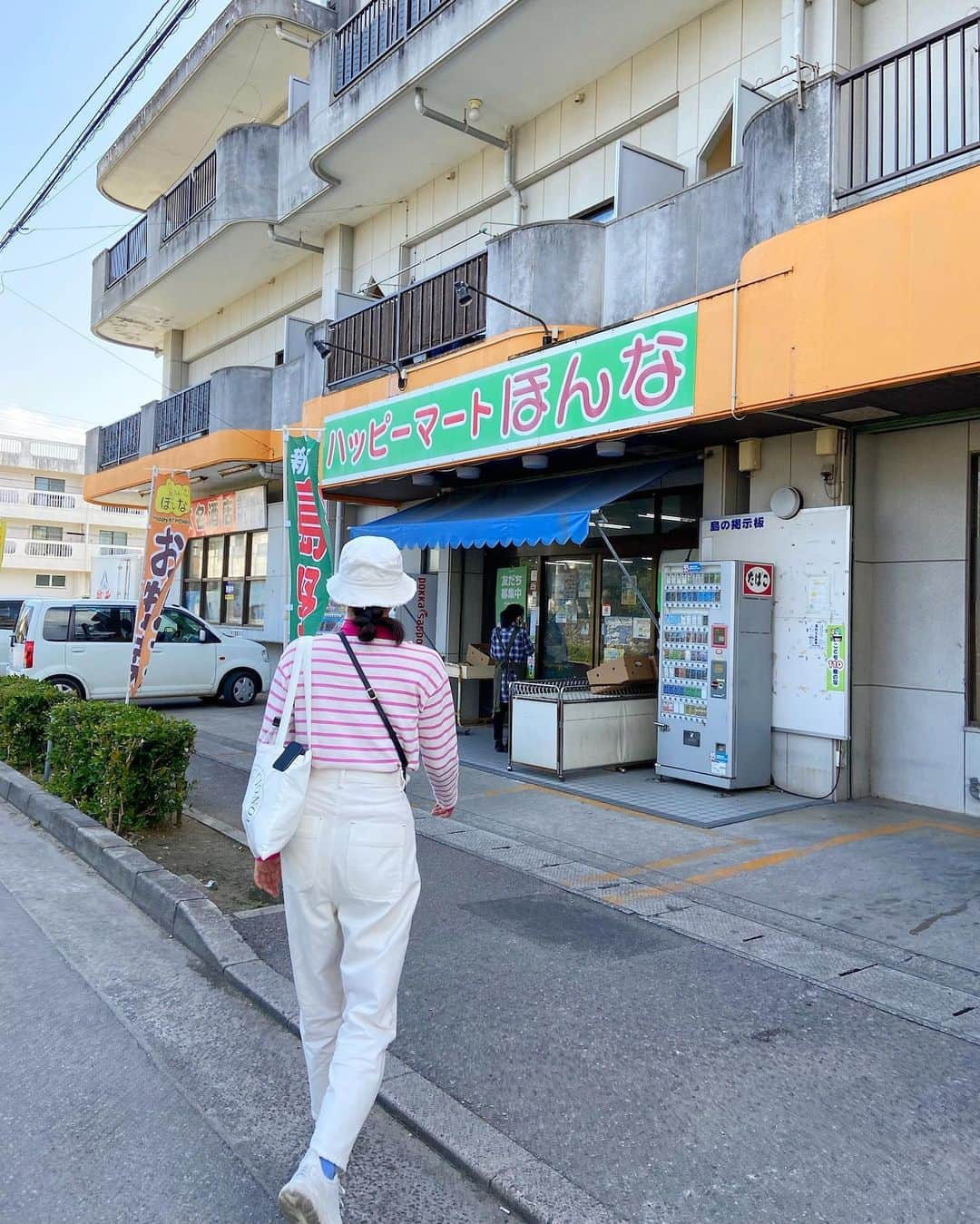 七野李冴さんのインスタグラム写真 - (七野李冴Instagram)「Yum yum Ishigaki island🤤  今回の石垣旅のグルメ紹介。  ①マリヤシェイク 石垣島離島ターミナル、入って左側の売店にある、石垣島に自社牧場をもつマリヤ乳業が出しているソフトクリームやシェイクがあるのだが 中でも美味しいのがこの「泡盛シェイク」！ 泡盛の独特の香りをミルクがまろやかに包み込み、でも泡盛のアルコールで甘さが緩和されてなんとも絶妙な味わい。 ペロリと飲み終わってしまうめちゃくちゃおいしいシェイクでした！！！ (しっかりアルコール入ってるから運転の人は🆖🙅🏻‍♀️)  ②③④ @klatch_coffee  写真撮った場所は違うんだけどこのお店で大好物のドーナツを発見🍩♡ 月桃の香りがする ドーナツは初めて見た。しっかり目いしがタイプなドーナツで、コーヒーも美味しく豆も購入しました☕️  ⑤地元のスーパー 沖縄のスーパーって珍しいものがたくさんあって楽しい！近くのお母ちゃんが作ったお惣菜や手作りジーマミー豆腐など買いたいものがたくさん🫣  ⑥ @orionbeer_info  とりあえず沖縄にいったら昼からオリオン石垣島ビール工房アゲンストザグレインでしょ💫🍻 春限定のピンク色の桜風味？のやつがとっても美味しかった！  ⑦⑧島料理やふぁやふぁ 石垣島の居酒屋さんでダントツに私好みなこちら。１週間前から予約して(絶対行きたいから)念願のやふぁやふぁさんに！ 何を食べても本当に美味しく、幻の泡盛「泡波」とともにいただく。 絶対に食べなきゃいけないのは石垣島で食べられる「グルクンおにぎり」🍙 ただのおにぎりと思うなかれ… ひと手間もふた手間もかけられて、注文を受けてから作ってくれるこのオニギリはどんなにお腹がいっぱいでも1人1個、食べるべし。  ⑨大山さんちの中華そば  沖縄でなんで中華そばチョイス？と思うかもしれないが、中華そば好きの七野親子はここに突撃。 沖縄の塩を使用した綺麗なスープ。そこに敢えての沖縄そばの麺を入れて食べる中華そばは、なんとも優しくホッとする味。これは新たな沖縄そば、いや、沖縄中華そば？沖縄風ラーメン？ めちゃくちゃ美味しいよ。  ⑩ 石垣島ビール工房アゲンストザグレイン 離島ターミナルからすぐの場所にある便利なクラフトビールが飲めるお店。バスまでの時間潰しに入ったけど、安くて美味しい！ パイナップルやリリコイ系のビールがあるから沖縄の風を感じるクラフトビールが飲めるよ🏝️  #石垣島グルメ #石垣島観光 #石垣島ランチ #石垣島カフェ #石垣島ディナー #石垣島居酒屋 #石垣島ビール #ビール女子 #マリヤシェイク #石垣島コーヒー #コーヒータイム #ドーナツ好き #ishigakiisland #ishigakijima #islandgourmet #beerstagram #gourmetgirls #lovefood #risastripinokinawa」3月18日 15時02分 - risaaxoxo