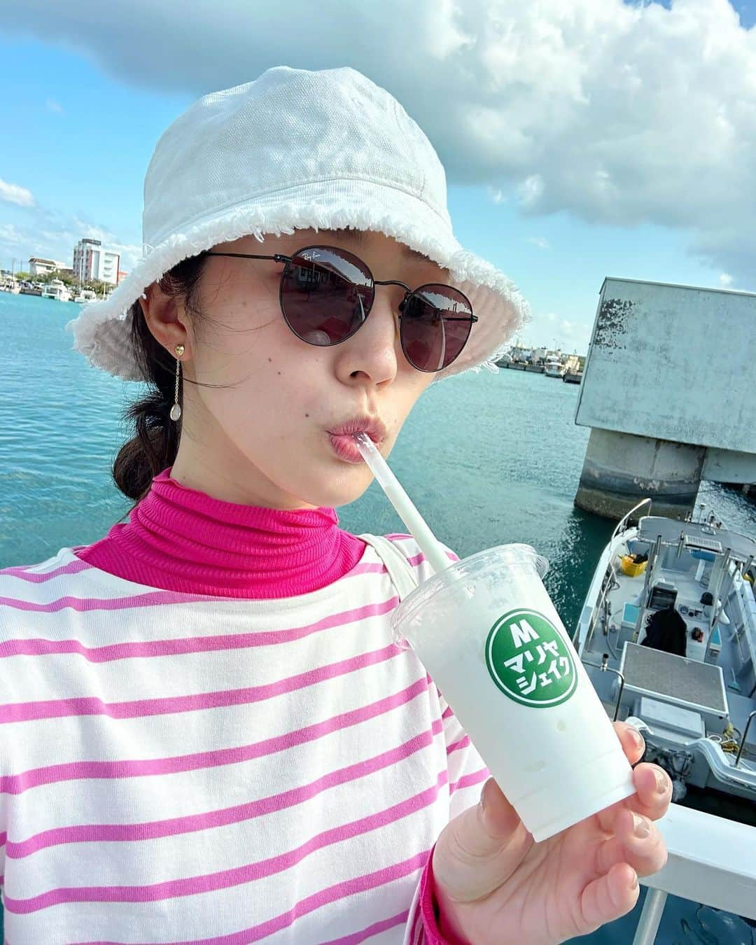 七野李冴さんのインスタグラム写真 - (七野李冴Instagram)「Yum yum Ishigaki island🤤  今回の石垣旅のグルメ紹介。  ①マリヤシェイク 石垣島離島ターミナル、入って左側の売店にある、石垣島に自社牧場をもつマリヤ乳業が出しているソフトクリームやシェイクがあるのだが 中でも美味しいのがこの「泡盛シェイク」！ 泡盛の独特の香りをミルクがまろやかに包み込み、でも泡盛のアルコールで甘さが緩和されてなんとも絶妙な味わい。 ペロリと飲み終わってしまうめちゃくちゃおいしいシェイクでした！！！ (しっかりアルコール入ってるから運転の人は🆖🙅🏻‍♀️)  ②③④ @klatch_coffee  写真撮った場所は違うんだけどこのお店で大好物のドーナツを発見🍩♡ 月桃の香りがする ドーナツは初めて見た。しっかり目いしがタイプなドーナツで、コーヒーも美味しく豆も購入しました☕️  ⑤地元のスーパー 沖縄のスーパーって珍しいものがたくさんあって楽しい！近くのお母ちゃんが作ったお惣菜や手作りジーマミー豆腐など買いたいものがたくさん🫣  ⑥ @orionbeer_info  とりあえず沖縄にいったら昼からオリオン石垣島ビール工房アゲンストザグレインでしょ💫🍻 春限定のピンク色の桜風味？のやつがとっても美味しかった！  ⑦⑧島料理やふぁやふぁ 石垣島の居酒屋さんでダントツに私好みなこちら。１週間前から予約して(絶対行きたいから)念願のやふぁやふぁさんに！ 何を食べても本当に美味しく、幻の泡盛「泡波」とともにいただく。 絶対に食べなきゃいけないのは石垣島で食べられる「グルクンおにぎり」🍙 ただのおにぎりと思うなかれ… ひと手間もふた手間もかけられて、注文を受けてから作ってくれるこのオニギリはどんなにお腹がいっぱいでも1人1個、食べるべし。  ⑨大山さんちの中華そば  沖縄でなんで中華そばチョイス？と思うかもしれないが、中華そば好きの七野親子はここに突撃。 沖縄の塩を使用した綺麗なスープ。そこに敢えての沖縄そばの麺を入れて食べる中華そばは、なんとも優しくホッとする味。これは新たな沖縄そば、いや、沖縄中華そば？沖縄風ラーメン？ めちゃくちゃ美味しいよ。  ⑩ 石垣島ビール工房アゲンストザグレイン 離島ターミナルからすぐの場所にある便利なクラフトビールが飲めるお店。バスまでの時間潰しに入ったけど、安くて美味しい！ パイナップルやリリコイ系のビールがあるから沖縄の風を感じるクラフトビールが飲めるよ🏝️  #石垣島グルメ #石垣島観光 #石垣島ランチ #石垣島カフェ #石垣島ディナー #石垣島居酒屋 #石垣島ビール #ビール女子 #マリヤシェイク #石垣島コーヒー #コーヒータイム #ドーナツ好き #ishigakiisland #ishigakijima #islandgourmet #beerstagram #gourmetgirls #lovefood #risastripinokinawa」3月18日 15時02分 - risaaxoxo