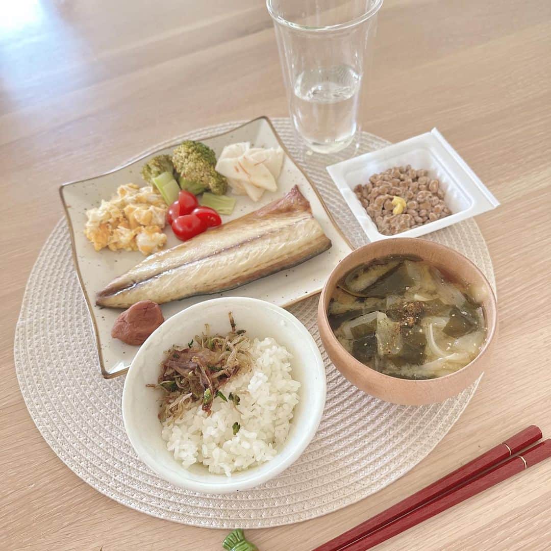 ほしのこさんのインスタグラム写真 - (ほしのこInstagram)「最近朝ごはんは和食派で 健康に更に気を使うようになった🐟  毎日朝昼晩の自炊は本当に難しいし、大変だから いろんなものに頼りながら……  今日は16時半に YouTubeにて1週間の自炊Vlogをアップします🍀*゜  見てね〜✨  #YouTube#ほしのこch#朝食#和食」3月18日 15時06分 - hoshinoko728