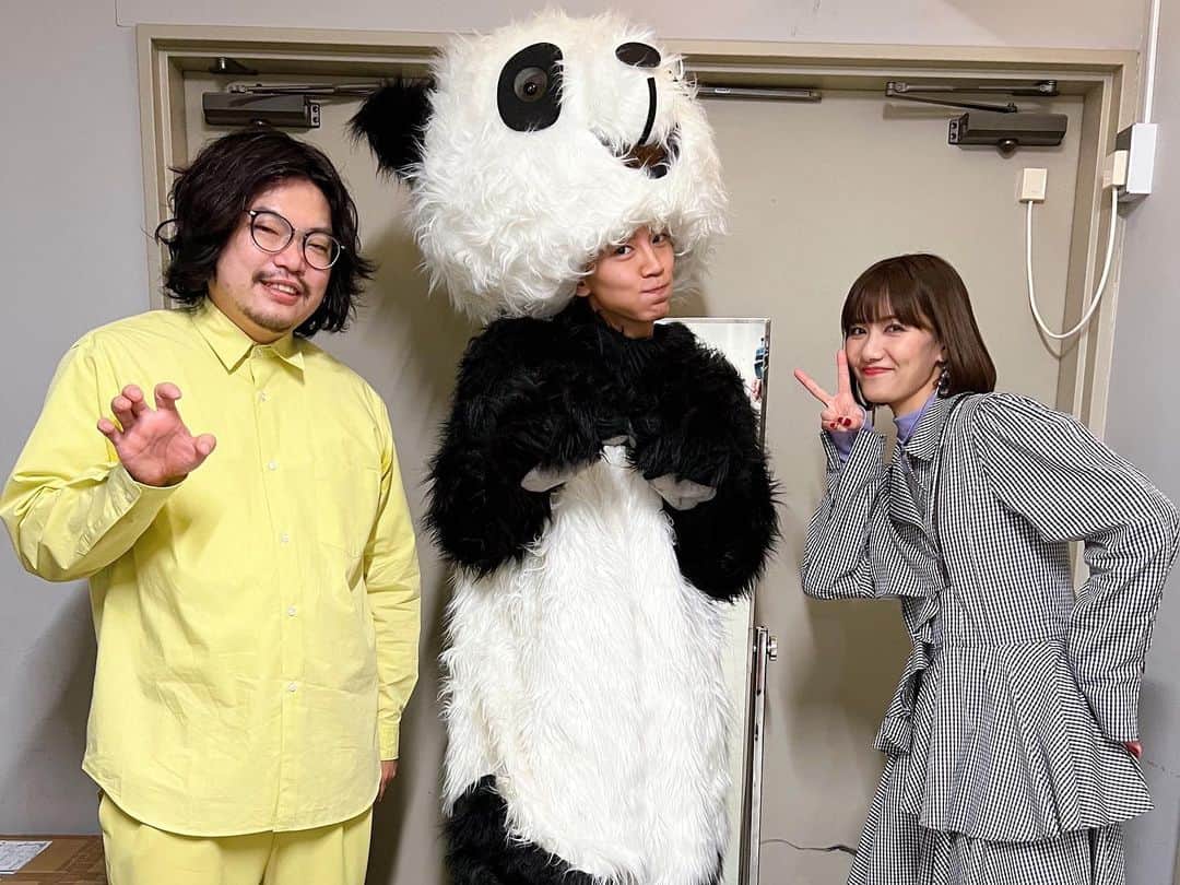 宮澤佐江のインスタグラム：「犬、回転して、逃げる。🐕 、、、なのに何故パンダ？！！ 舞台挨拶ありがとうございました。 そしてすでに映画を鑑賞して下さった皆様もありがとうございます。 一人でも多くの方に観て頂けますように、、。🐼🐾  西垣監督と主演のお方と。📷 ． #犬回転して逃げる #ながつ顔ちっさ #パンダの抜け殻」