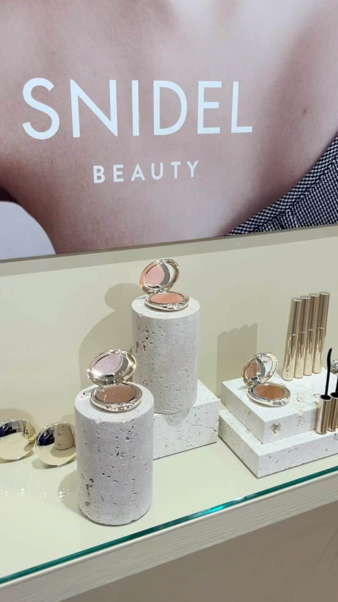 篠原菜月のインスタグラム：「SNIDEL BEAUTY 2023 Summer @snidelbeauty  ⁡ スナイデルビューティ 夏のメイクアップコレクション お披露目会へ。 夏のテーマはChasing the Light ⁡ 2022年秋に発売と同時に瞬く間に完売した限定アイシャドウパレットがパワーアップして定番化✨ UVカット効果のあるフェスパウダーやクリームアイシャドウ、ロング ラッシュ マスカラなど気になるアイテムばかりでした♡  #SNIDELBEAUTY#スナイデルビューティ#SNIDEL#2023Summer#2023summercollection  #新商品発表会#新作コスメ#新作コスメ2023」