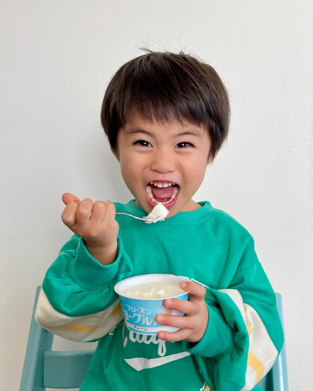 こままりえのインスタグラム：「今日のおやつ🍨 サクサク食感でさっぱりとした味わいの @kyodomilk1953 のフローズンヨーグルト🤍  個人的には 自家製ヨーグルトの本格的な味わいが楽しめるのに カロリーが低くて嬉しい😝  生きた乳酸菌が入っているから 子供と楽しむのにもいいし ヨーグルト本来の美味しさが アイスで楽しめるのって嬉しい😆🍨  3月から新フレーバーの ブルーベリー味が新発売🫐✨ ファミリーマートで買えるみたいです🫐✨ （※但し、一部入っていない店舗もあり）  #pr #協同乳業 #メイトー #フローズンヨーグルト #今日のおやつ #スイーツ好き #生きた乳酸菌  #二歳差 #2歳差育児 #娘ちゃんの成長記録 #5歳10ヶ月 #弟くんの成長記録 #3歳10ヶ月」