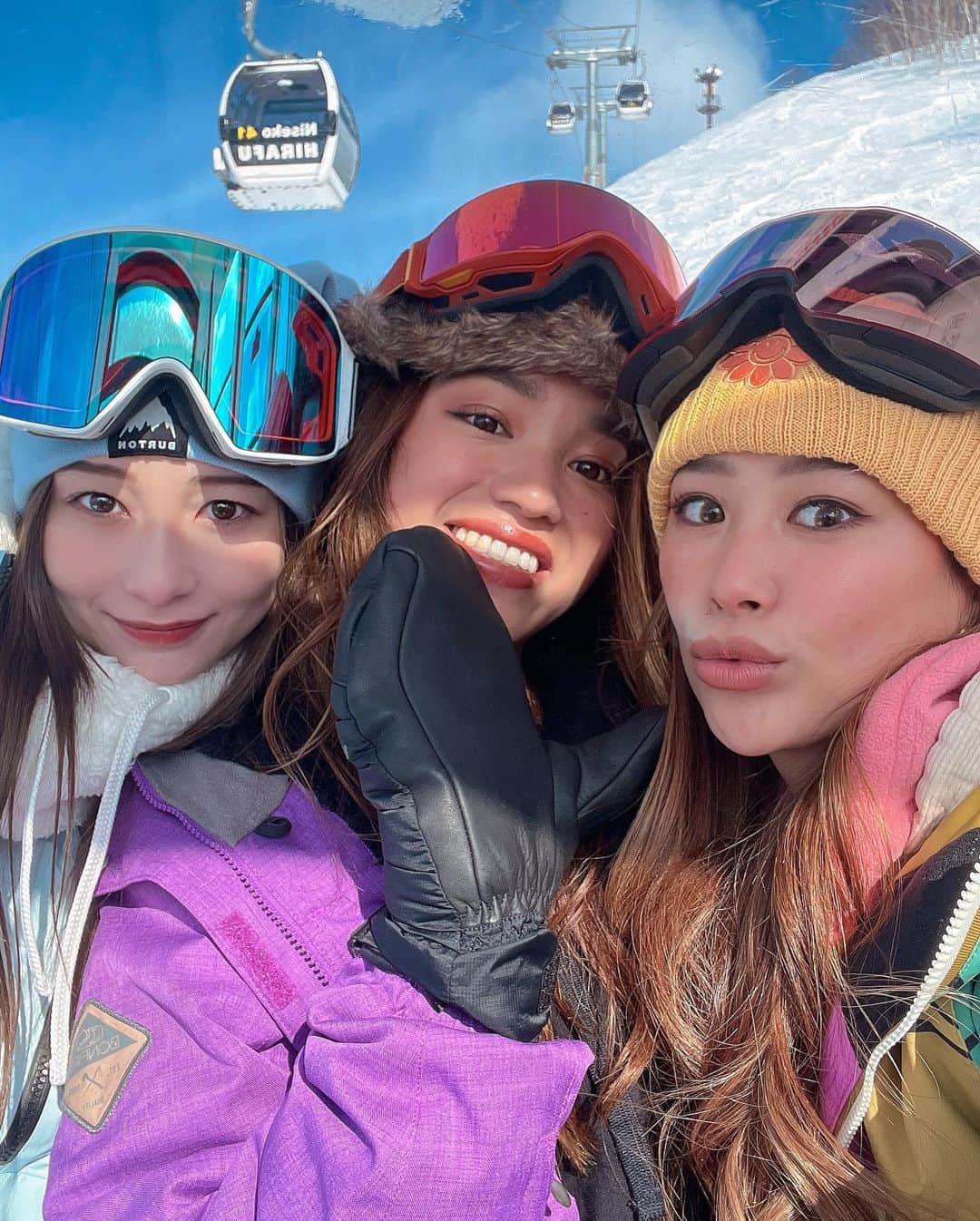 harunaのインスタグラム：「もう春だけどニセコトリップ続きます🌸笑 今きっと春スキーめちゃ気持ちいんだろうなー パウダー埋もれがちな私はサングラスにフーディーで気持ちよーくすべれる春スキー派です⛷ 写真も盛れるしなー。笑  #niseko #nisekojapan」