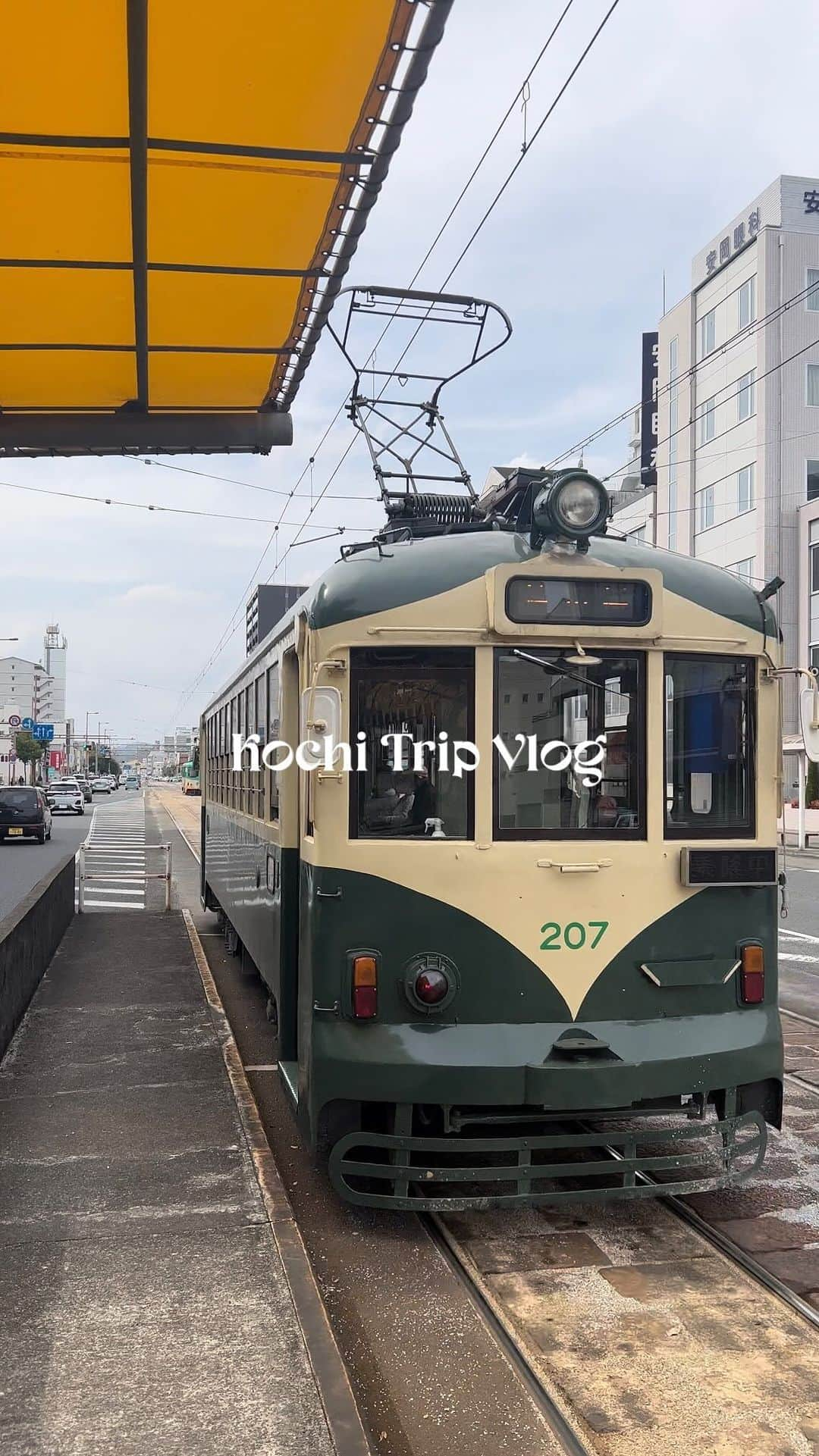 岩崎志保のインスタグラム：「Kochi Trip Vlog✈️ 先日仕事で初めて訪れた高知。 早めに前乗りして行きたいところ食べたいところを巡って撮ってみたVlog 天気も良くて宿泊先でお借りした自転車でいろんなところ巡れて楽しかった🌞  #vlog #高知 #高知旅行 #高知グルメ #ひろめ市場 #高知城 #坂本龍馬 #城西館 #japantrip #kochi #旅行vlog #ご当地グルメ #高知観光 #観光スポット #土佐のおきゃく #ミャクミャク #くろしおくん #ご当地キャラ @ryokan_jyoseikan」