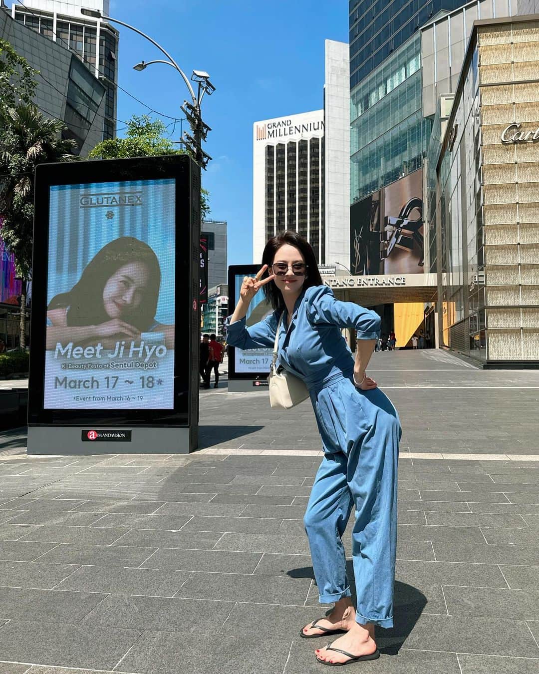 ソン・ジヒョのインスタグラム：「우와아아  말레이시아에서도 #글루타넥스✌🏻」