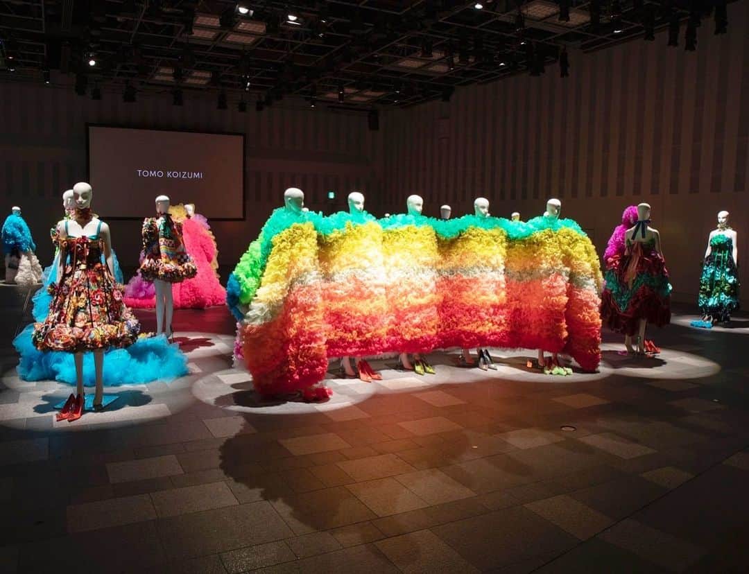 小泉智貴のインスタグラム：「TOMO KOIZUMI supported by Dolce & Gabbana Tokyo presentation🌈 Special thanks @fashion_prize_of_tokyo」
