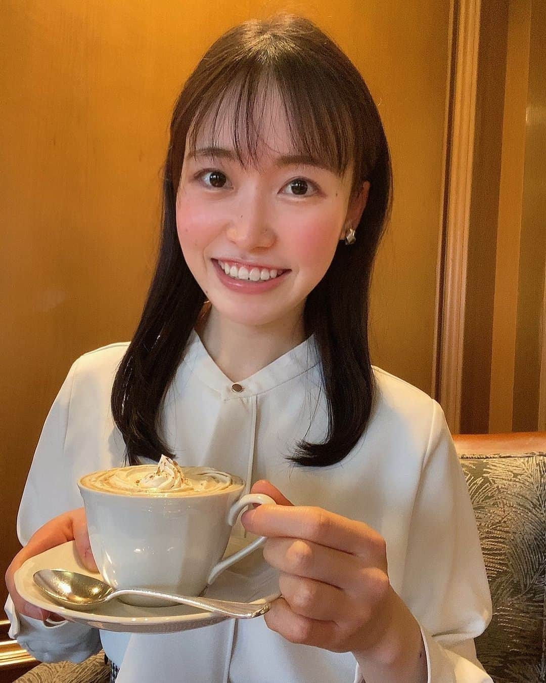 鈴木真由のインスタグラム：「ウィンターコーヒー☕️✨  #ブルベ夏 #黒髪 #椿山荘」