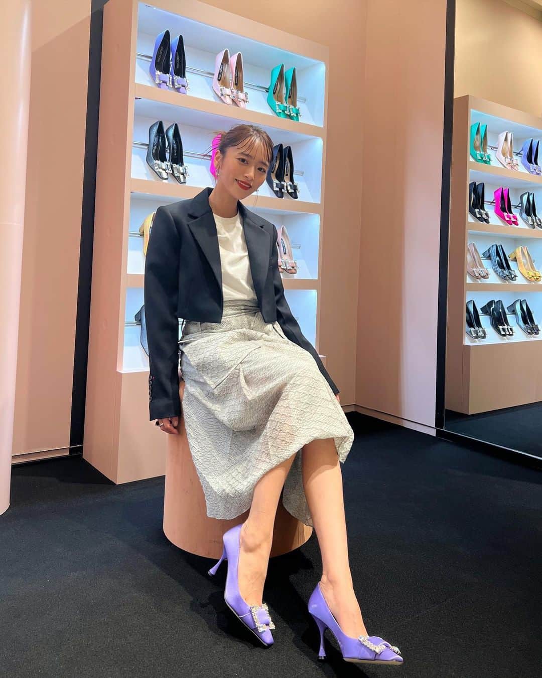 近藤千尋のインスタグラム：「@sergiorossi 💓 伊勢丹新宿店本館 2 階 で行われている クリスタルバックルのフォーカスした ポップアップにお邪魔しました😇 3 月 28 日までです😍  私は悩んで悩んで 珍しくパープルをGET🍇  フォーマルにも合うし デニムに合わせても可愛いだろうなぁ☺️ キラキラで見てるだけで幸せ💕🥰  @SergioRossi    #SegioRossi」