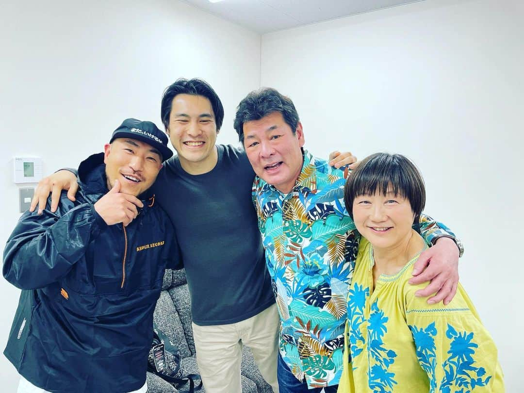 SHINGO★西成さんのインスタグラム写真 - (SHINGO★西成Instagram)「やっぱ、このご家族、 ヤバイね。  生きてるコトを再確認 させてくれる #人間力 #人間味 #おおきに  関西大阪西成のヒーロー #赤井英和 さんのDVD発売です。 #AKAI リアルな ドキュメンタリーです #浪速のロッキー #maido @yomeyoshiko224  いつも #ookini  監督 #赤井英五郎  7月1日試合 バッチバチいてまえYO  #SHINGO西成 #昭和レコード」3月18日 16時02分 - shingo_ghetto