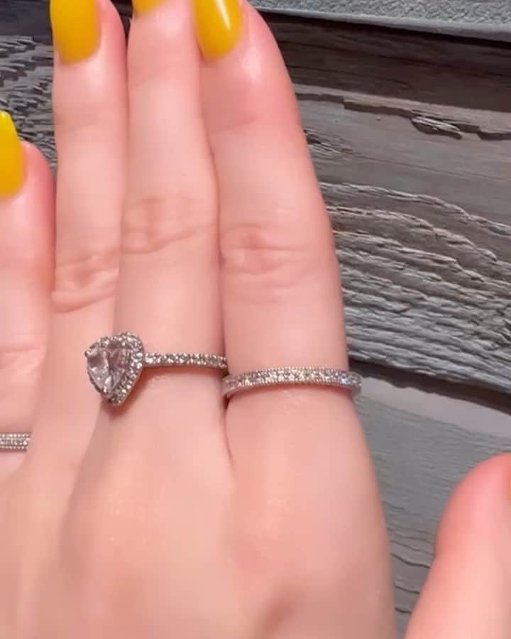 𝐇𝐈𝐍𝐀𝐊𝐎のインスタグラム：「マウロアまとめ🥺❤️  可愛すぎる😭💕 ラブイズで初めて結婚指輪として デザインしたリングです💍🥰 ファッションリングとしてももちろん可愛い🥺 トータル0.1ctのハーフエタニティ！ ダイヤモンドすべて埋め込みなので 強度が高く 着けっぱなしにも日常使いにもぴったり🥰❤️  正面の両サイドと側面の両サイドの ミル打ちでプラチナの艶が綺麗🥹💕 ラブリスとの重ねづけも素敵🥰✨  プラチナ、k18共に 税込¥110,000-です💍🥰 着画、動画もご参考になりますように🙇‍♀️✨  #結婚指輪 #結婚指輪探し  #結婚指輪選び #結婚指輪オーダー」