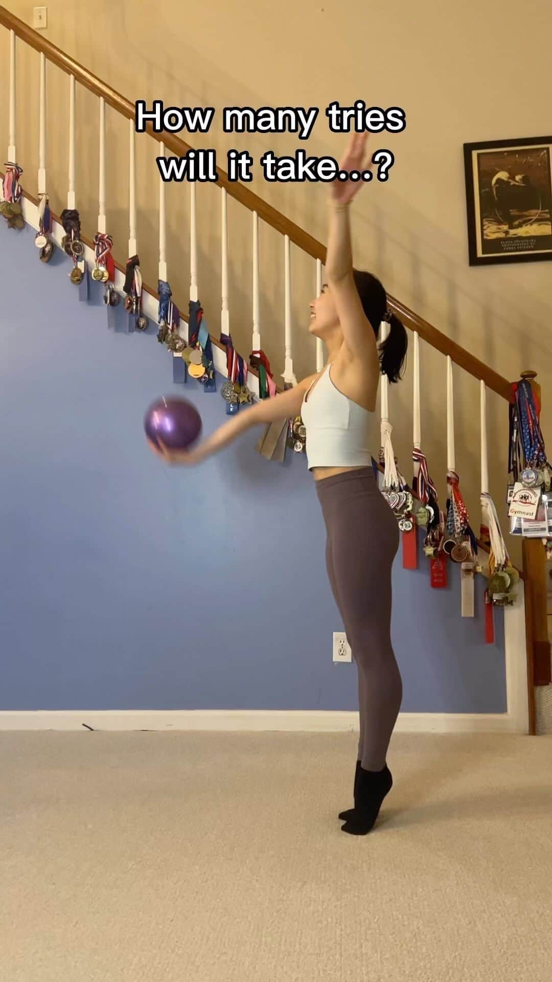 篠原枝令菜のインスタグラム：「I really thought I could catch it in one try 😭😭😭 mom was very patient filming me ahahhaha thankyu 🫶 #rhythmicgymnastics #ball」