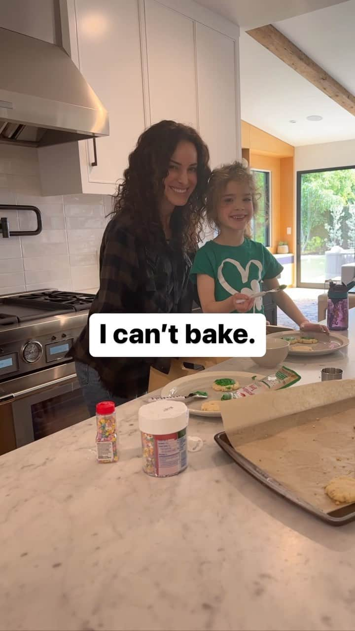 ジャッキー・セイデンのインスタグラム：「I feel like I deserve several awards… Pearl was devastated to miss her school celebration of St Patrick’s day so we made one of our own 💚 #stpatricksday #stpatricksdaycookies #parenthood #sickkids」