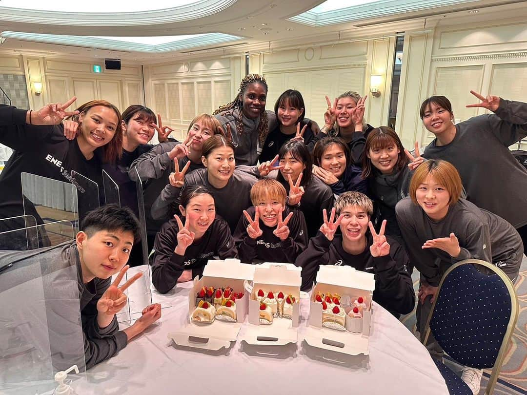 林咲希のインスタグラム：「ありがとうございます🎂✨ みんなに祝ってもらいました🧡」