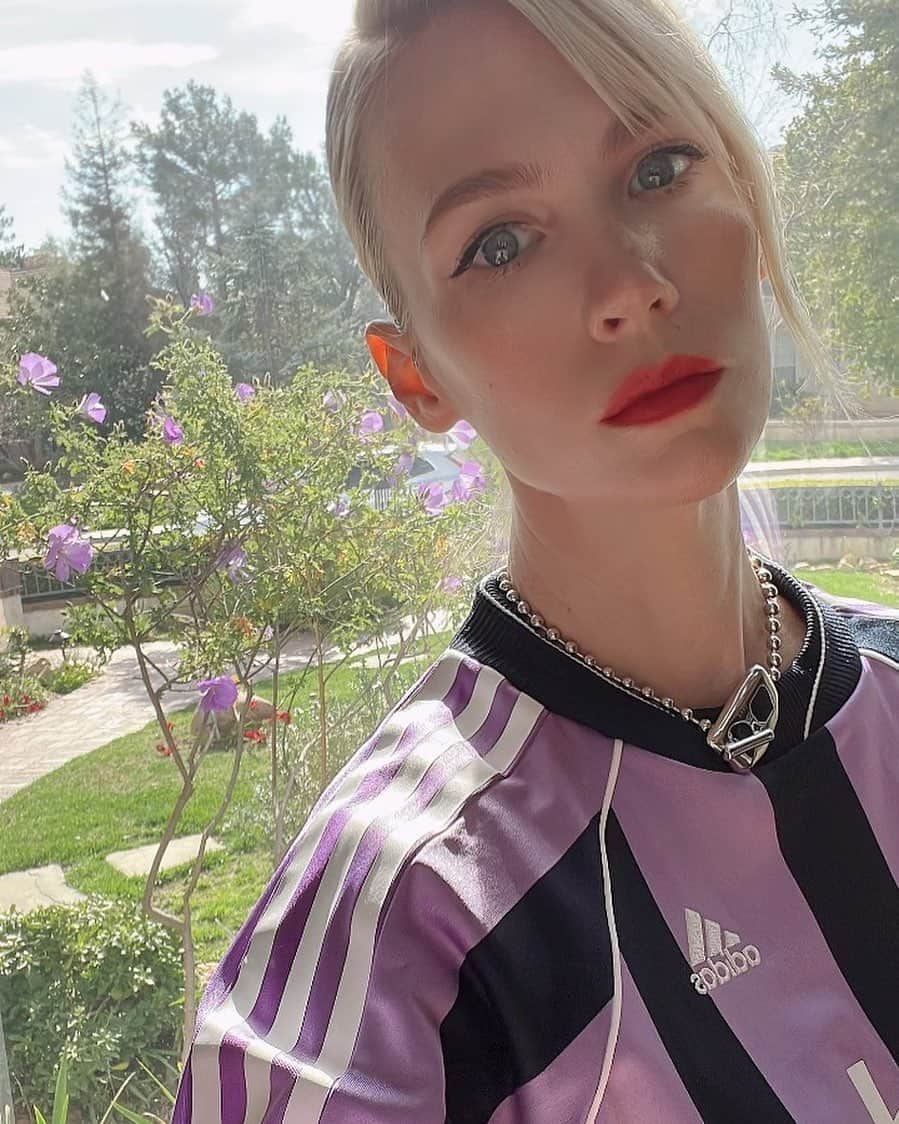 のインスタグラム：「Are selfies still a thing? it’s been a while」