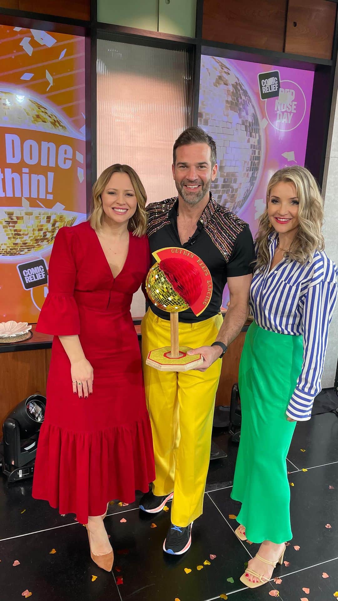 のインスタグラム：「Proud. What an achievement @gethincjones @bbcmorninglive testament to your team and your audience. Thanks for letting me join in a little bit 🙌🙌💃💃💃 @comicrelief」